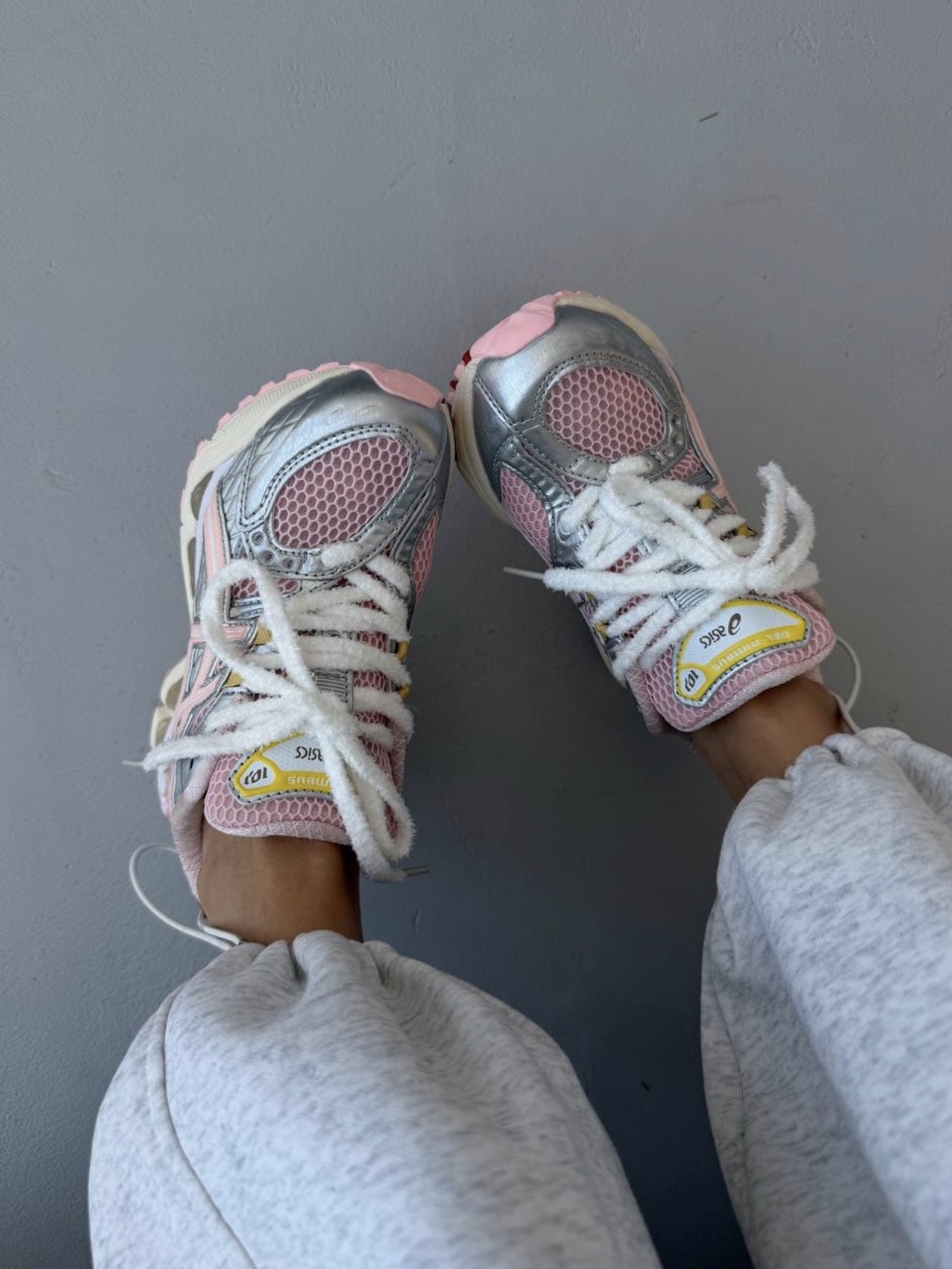 Asics x Atmos x Vandy The Pink Gel-Nimbus 10.1 Banana Split Strawberry 착용 스타일 - 3
