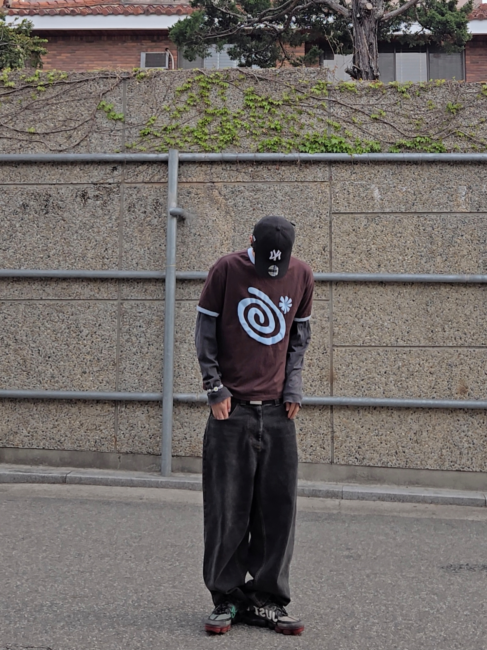 AMOU Molly Ringer T-Shirts Brown, New Era x MoMA New York Yankees Cap Black 착용 스타일 - 2