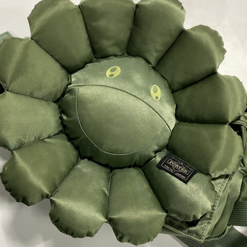 Porter x Kaikai Kiki Sleeping Face Cushion Sage Green 착용 스타일