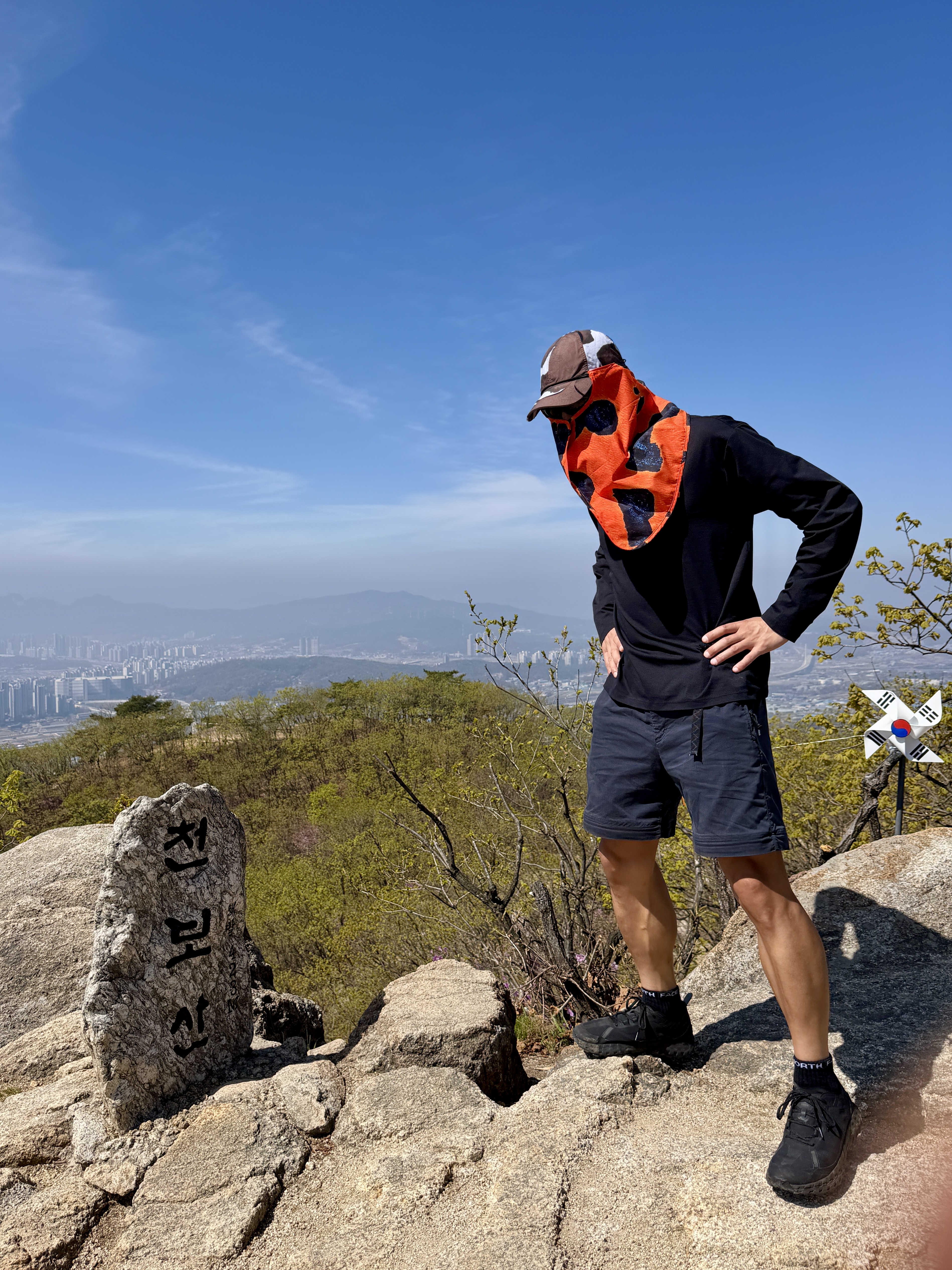 Nike x Drake Nocta Opal SSC Deep Cover Hat Safety Orange, Oakley Eye Jacket Redux Latitude Collection Matte Olive Ink Frame Prizm Bronze Lenses High Bridge Fit 착용 스타일 - 1