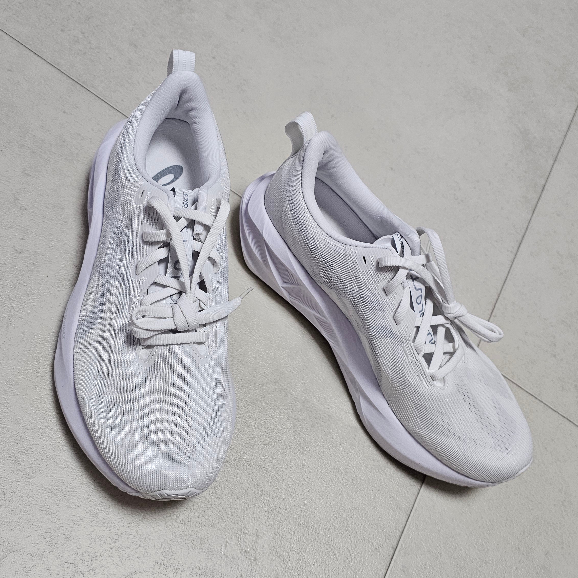 Asics Novablast 5 White Piedmont Grey 착용 스타일