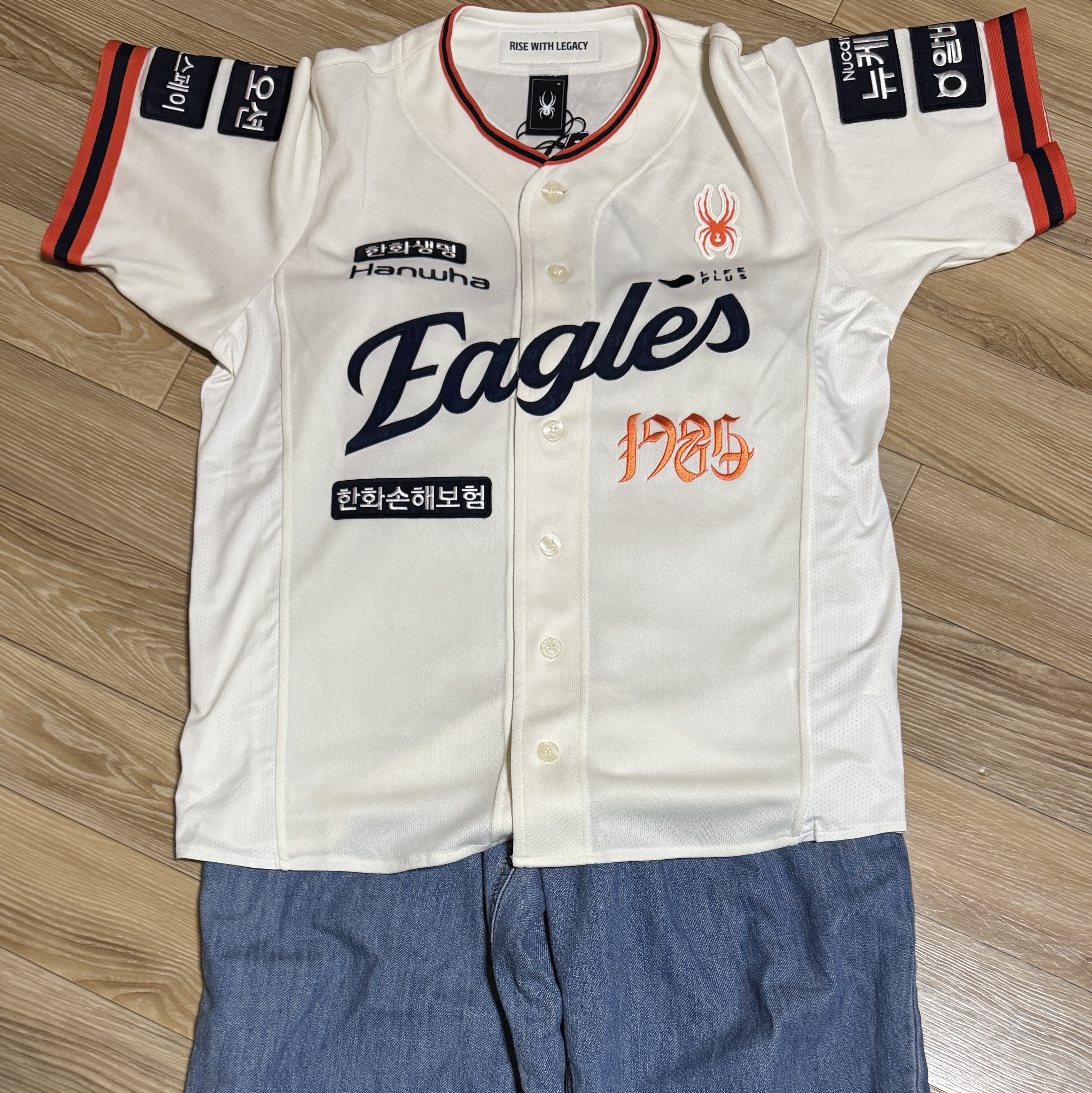Hanwha Eagles Spyder 40th Legacy Authentic Uniform Ivory (Non Marking Ver.) 착용 스타일 - 1