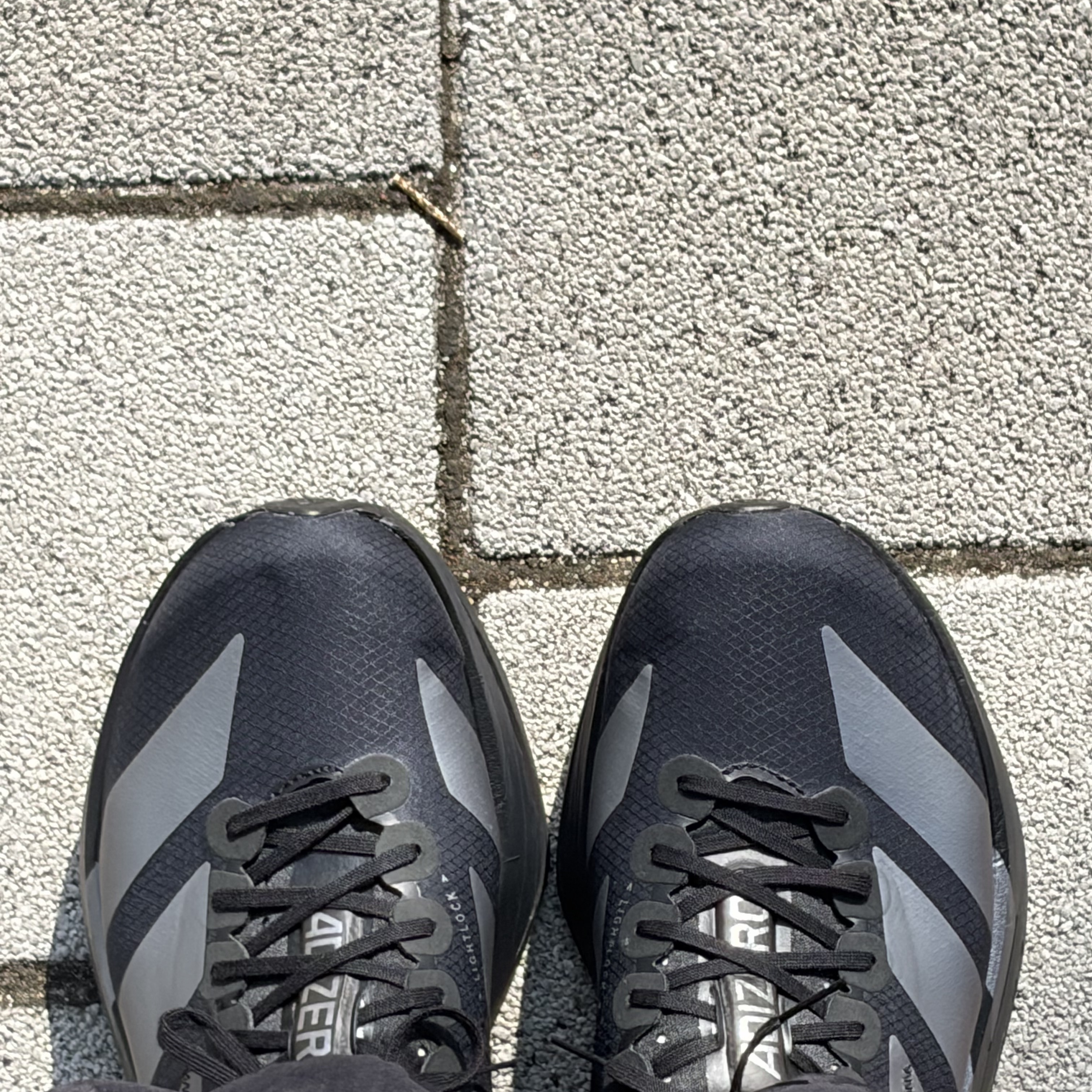 Adidas Adizero Adios Pro 4 Core Black Iron Metallic 착용 스타일