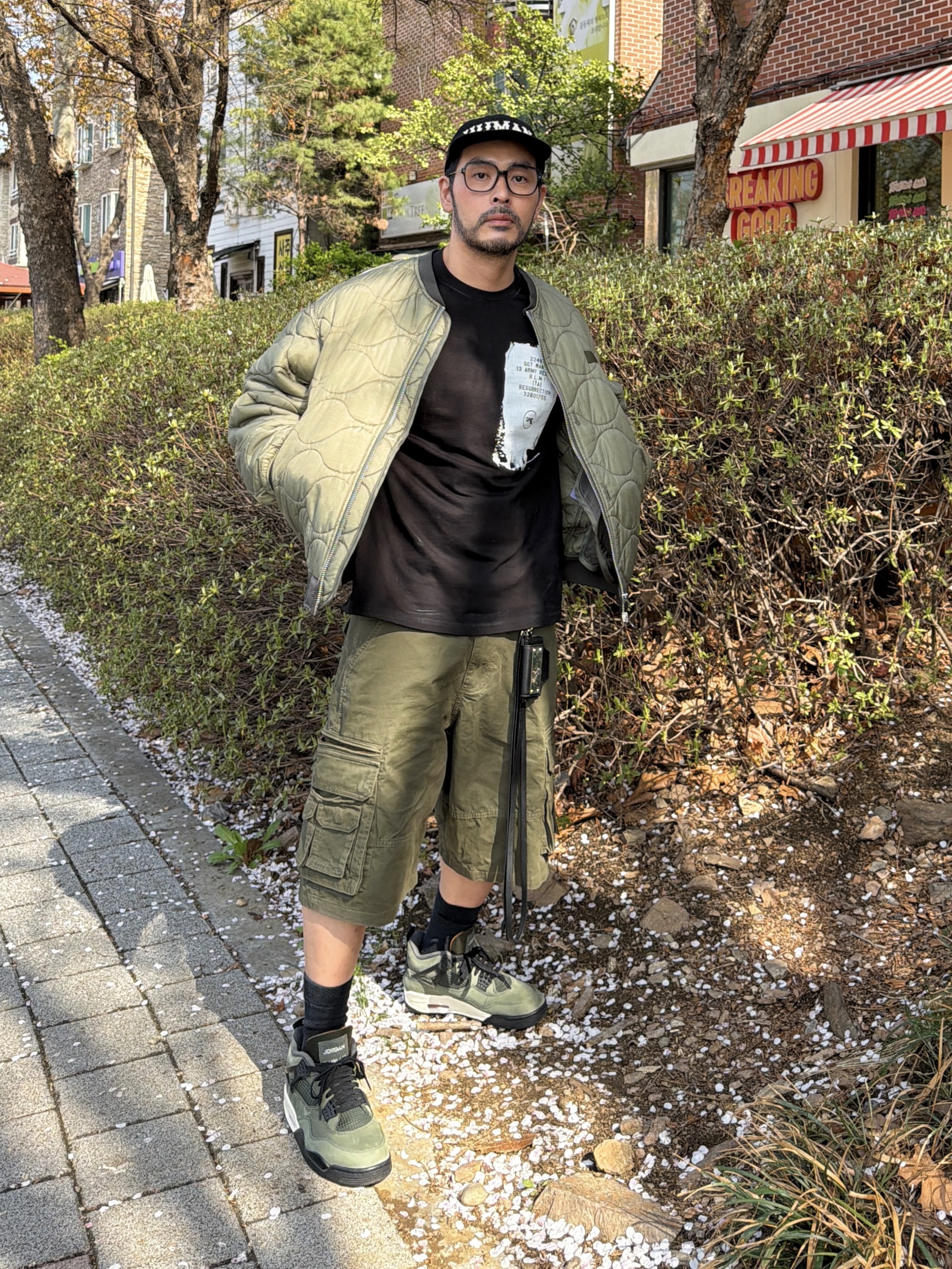 NOMANUAL Washed Cargo Shorts Olive, Jordan 4 x Undefeated Retro OG SP Deep Green and Clementine 착용 스타일 - 6