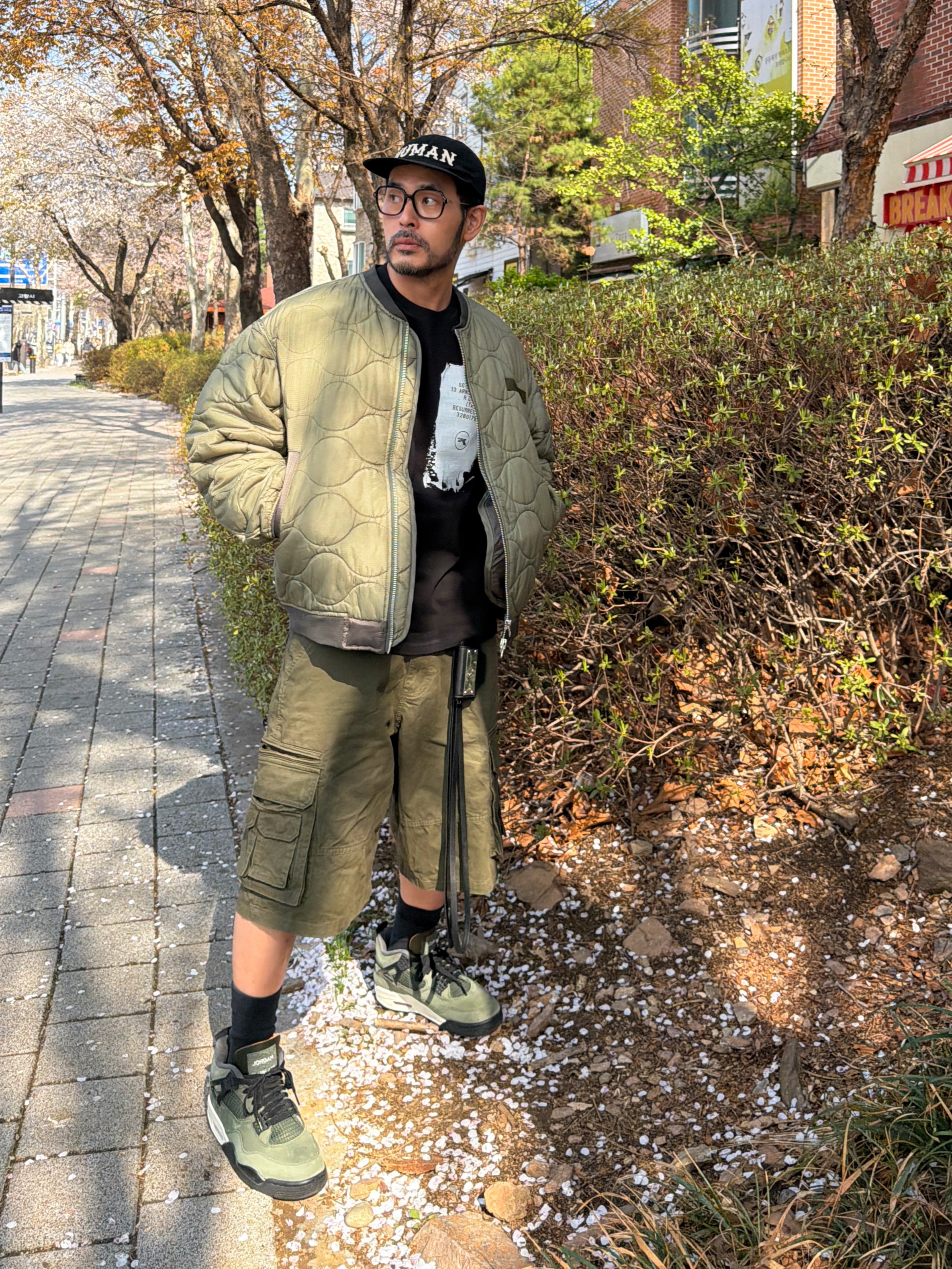 NOMANUAL Washed Cargo Shorts Olive, Jordan 4 x Undefeated Retro OG SP Deep Green and Clementine 착용 스타일 - 3