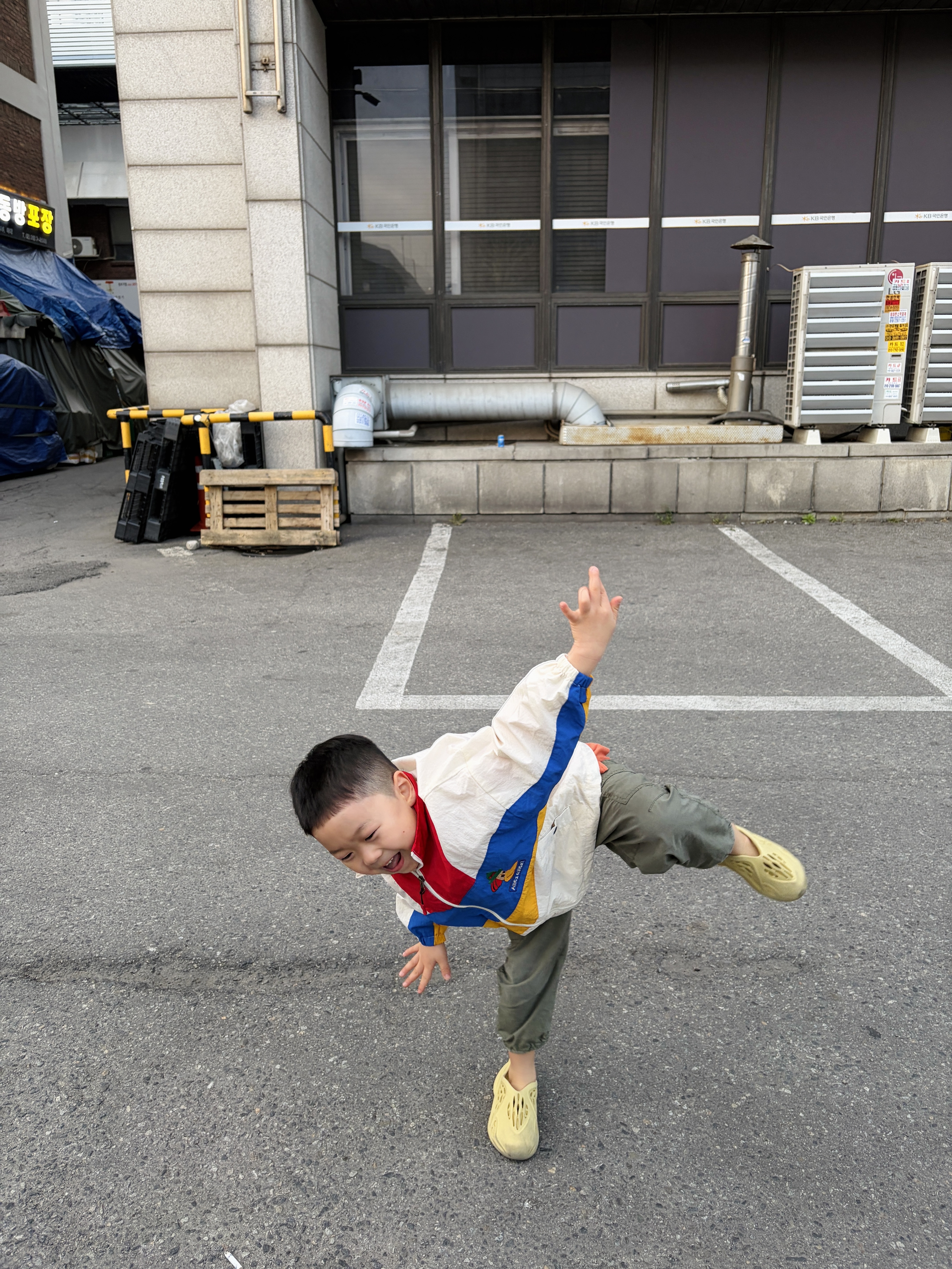 (Kids) Adidas Yeezy Foam RNNR Sulfur 착용 스타일 - 4