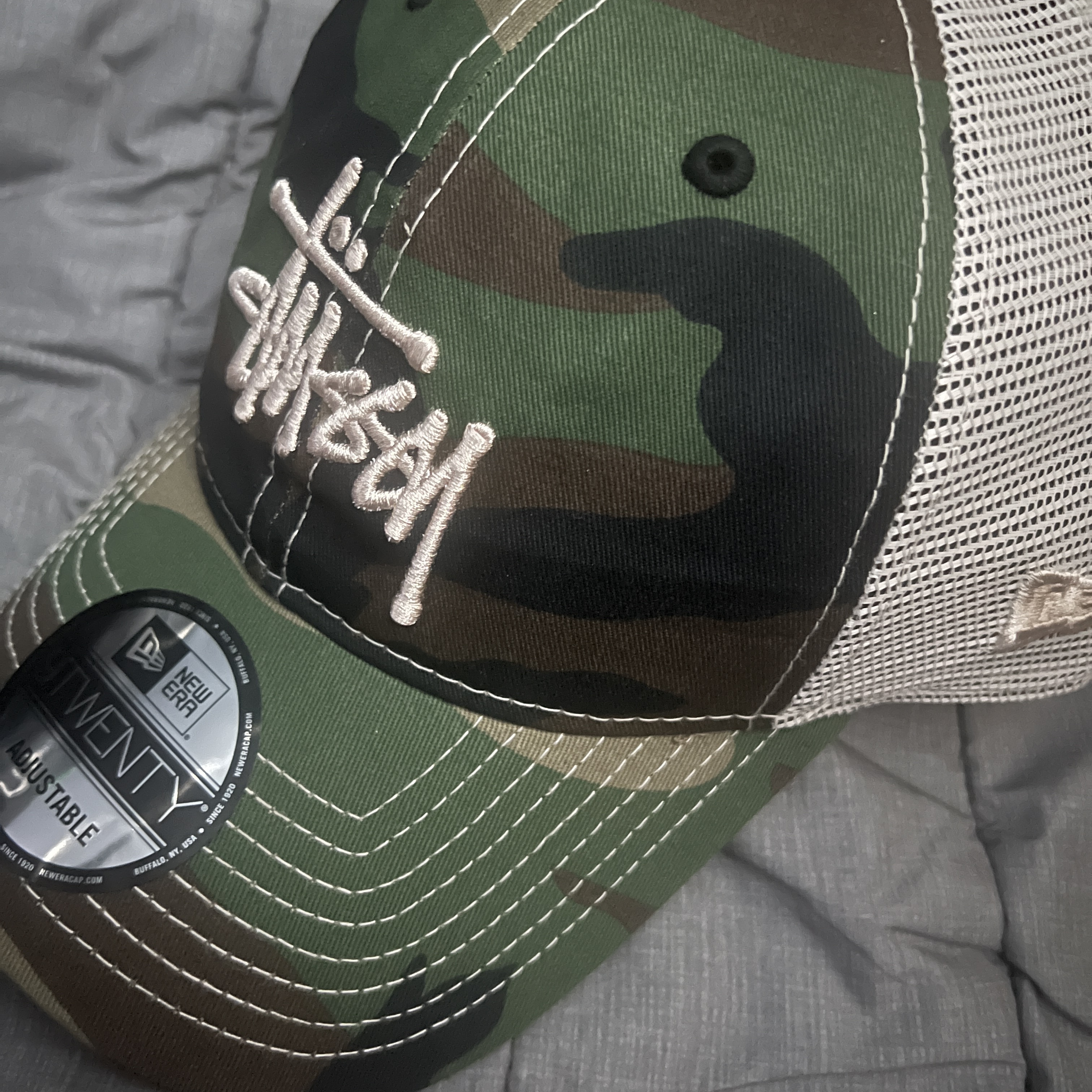Stussy New Era 9twenty Basic Trucker Woodland Camo 착용 스타일
