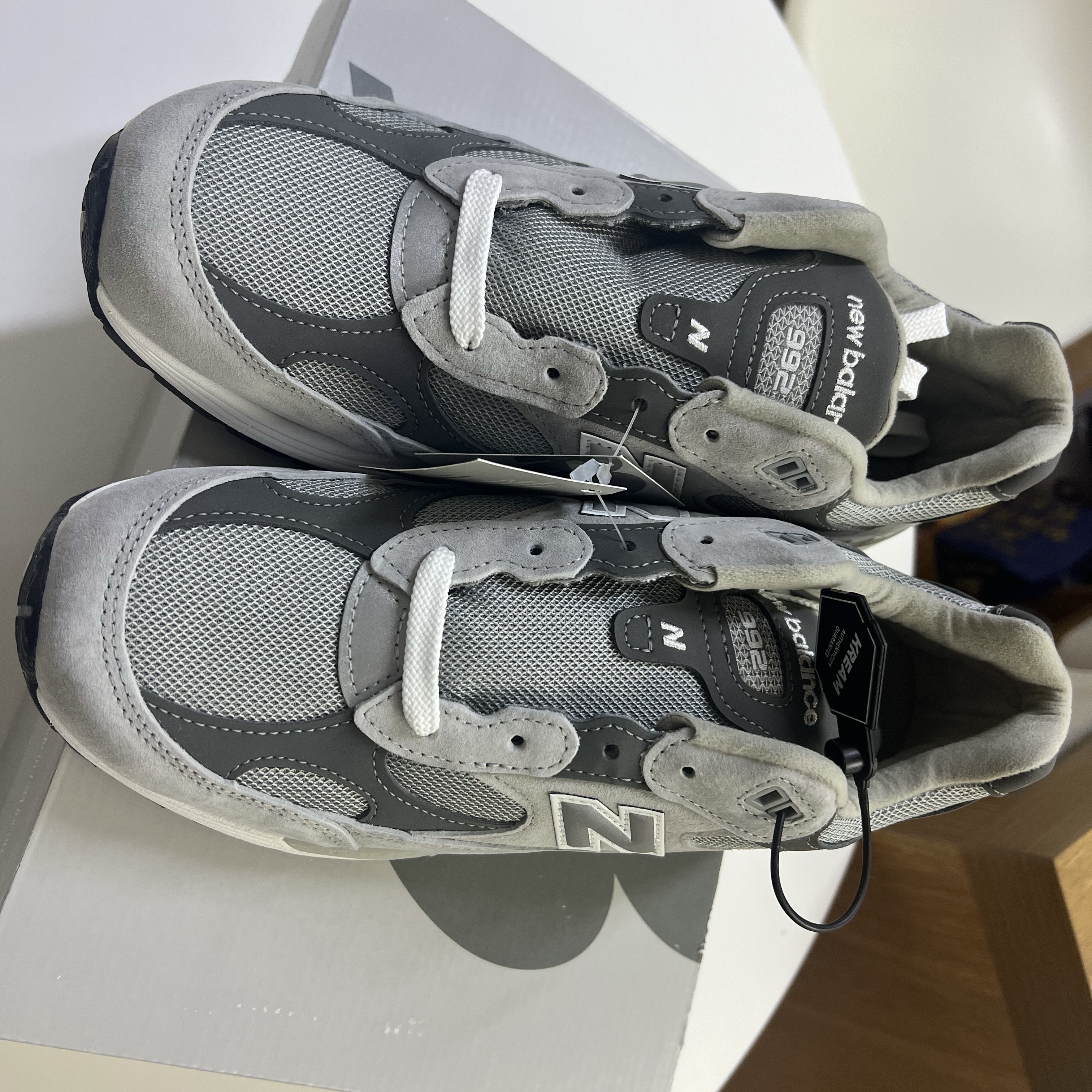 New Balance 992 Made in USA Core Grey Silver Metallic 착용 스타일