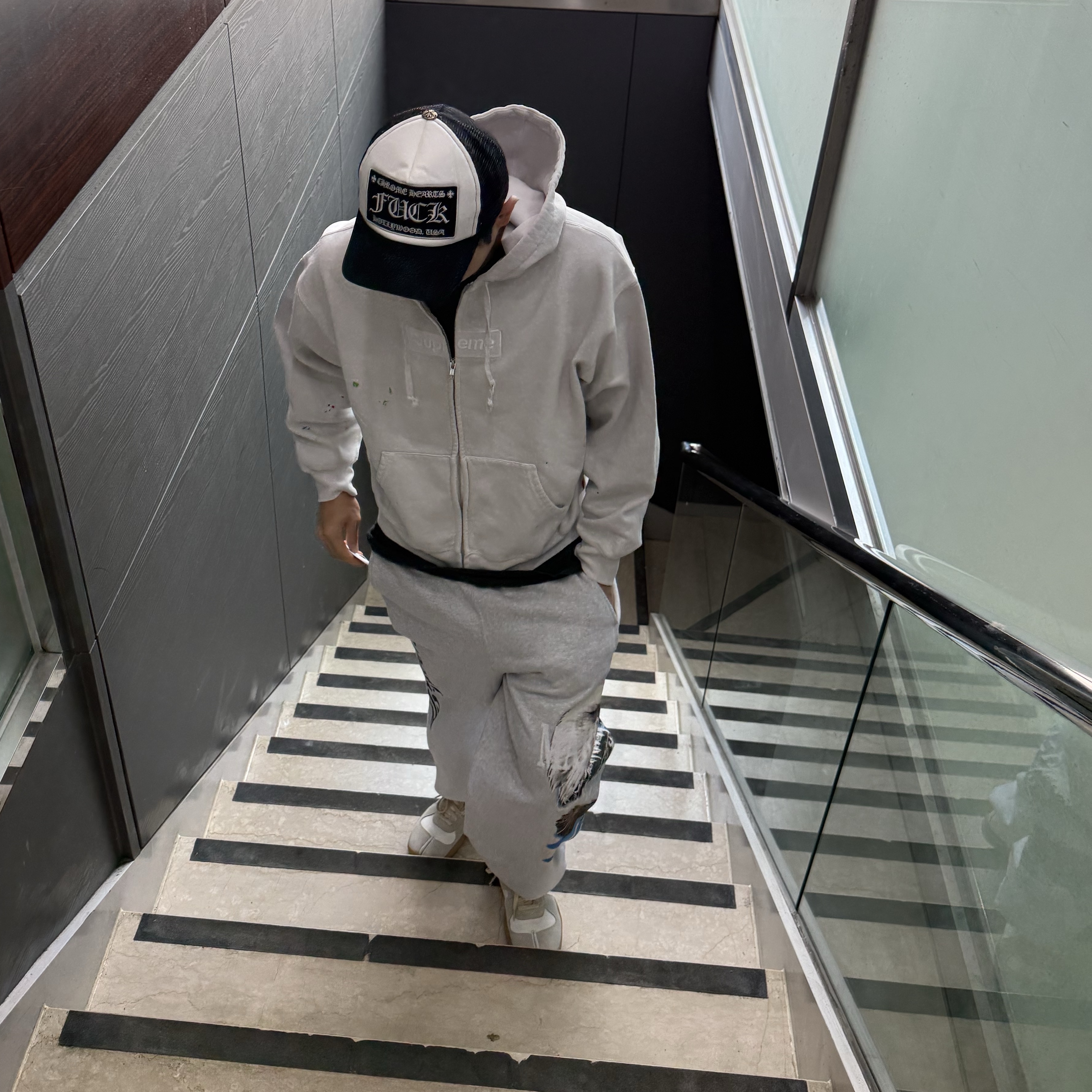 Supreme x MM6 Maison Margiela Eagle Sweatpant Ash Grey - 26SS 착용 스타일 - 3