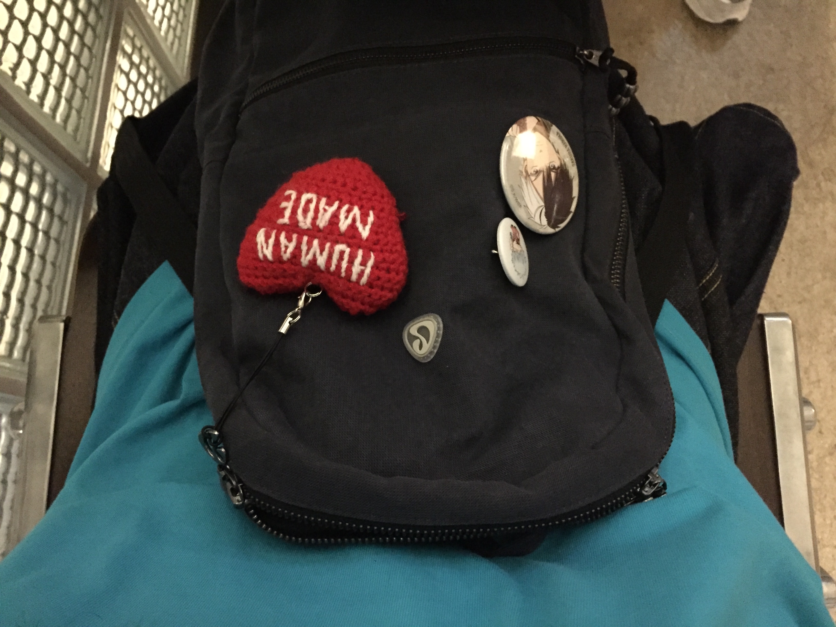 COYSEIO Coy Backpack Navy, Human Made Crocheted Heart Keychain Red 착용 스타일 - 3