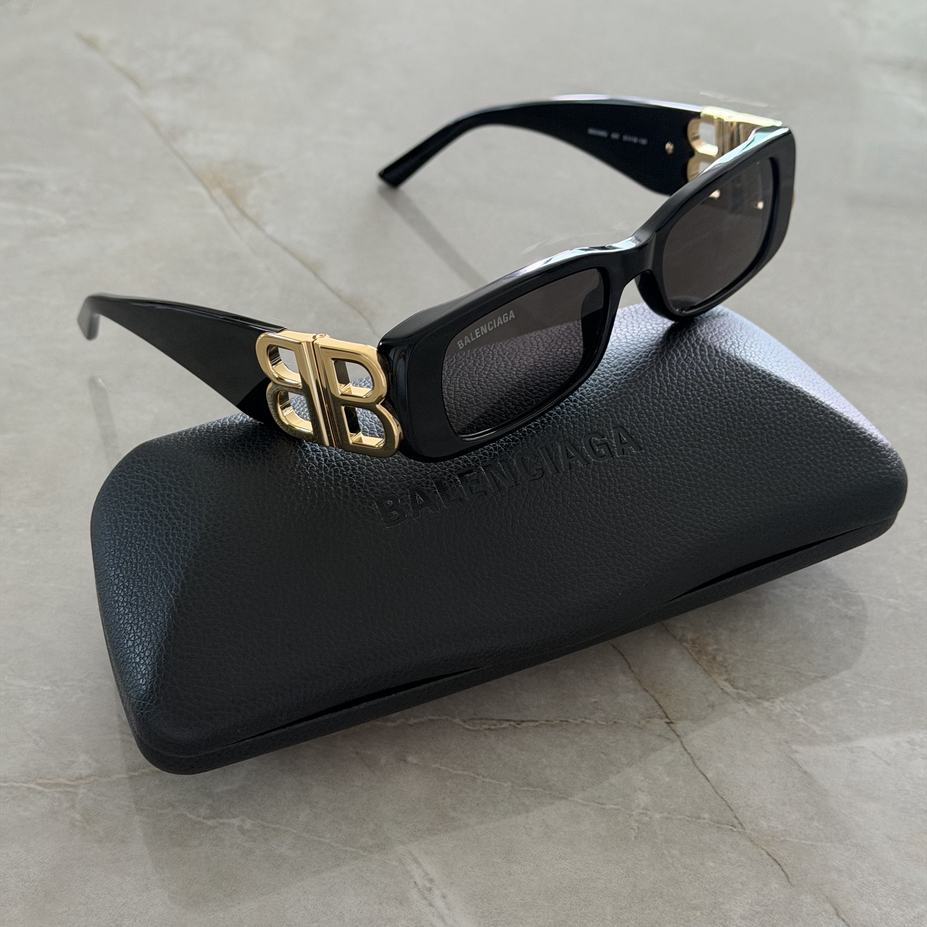 (W) Balenciaga Dynasty Rectangle Sunglasses Black 착용 스타일