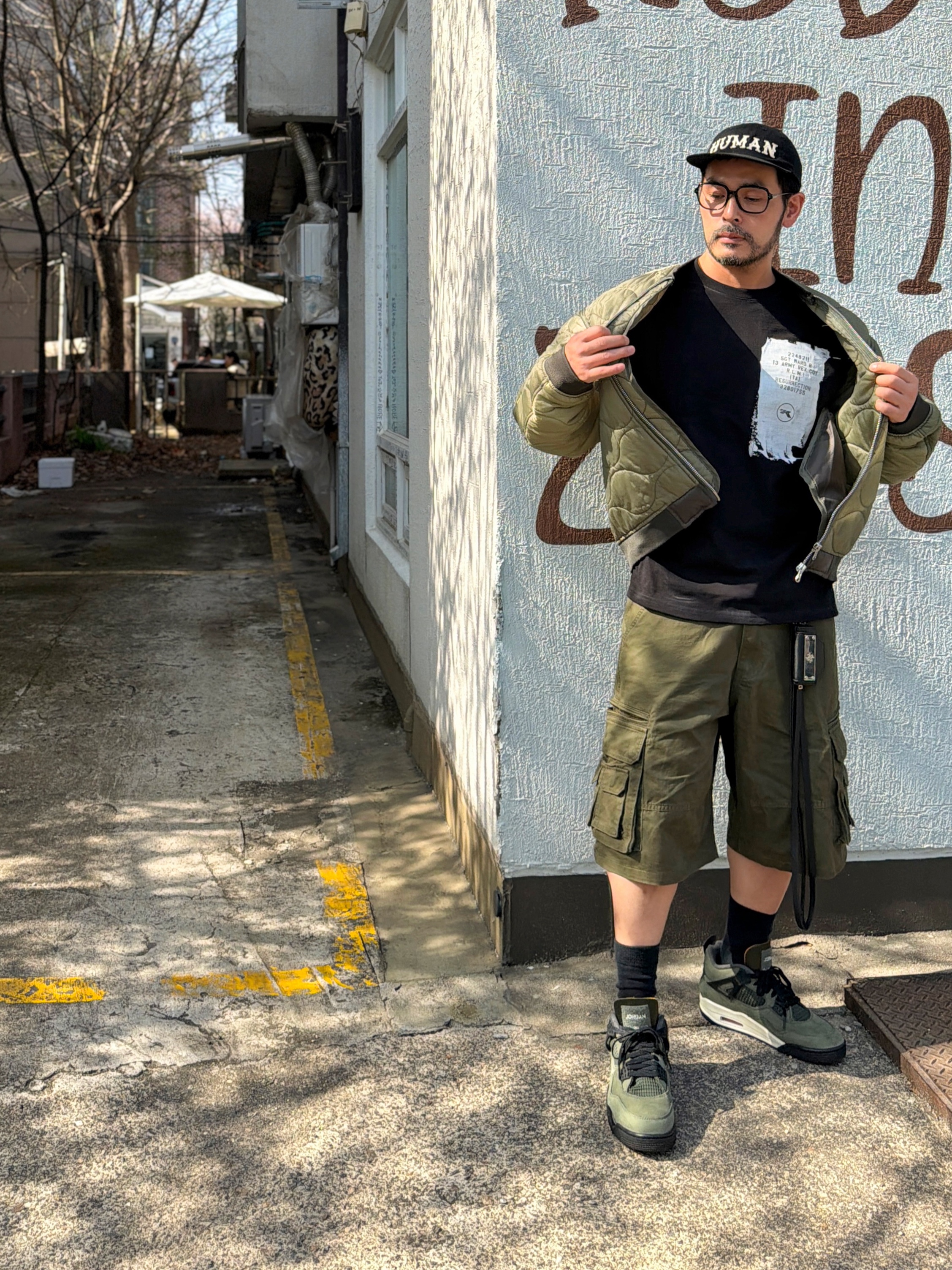 NOMANUAL Washed Cargo Shorts Olive, Jordan 4 x Undefeated Retro OG SP Deep Green and Clementine 착용 스타일 - 2