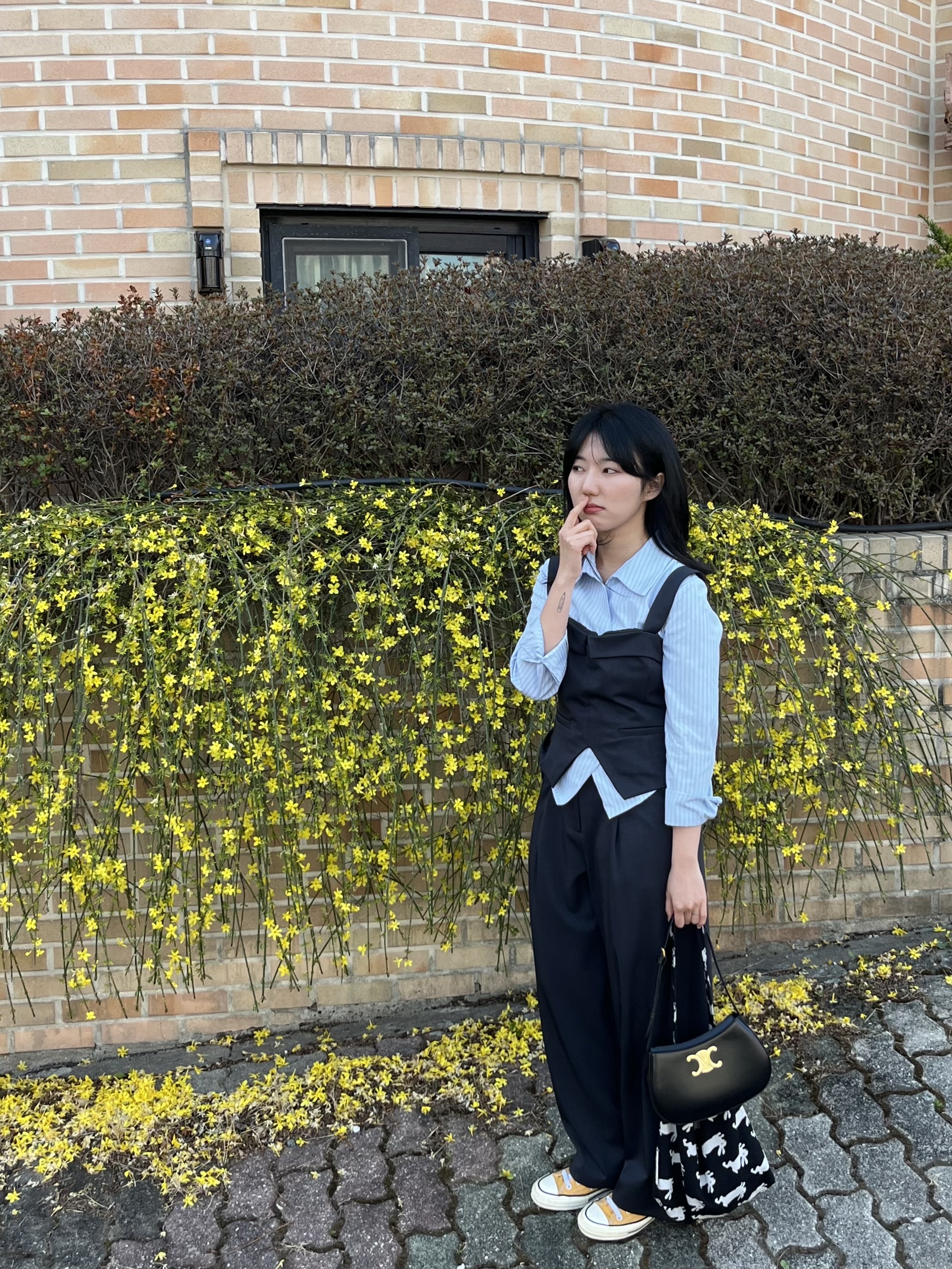 Celine Medium Tilly Bag in Shiny Calfskin Black 착용 스타일