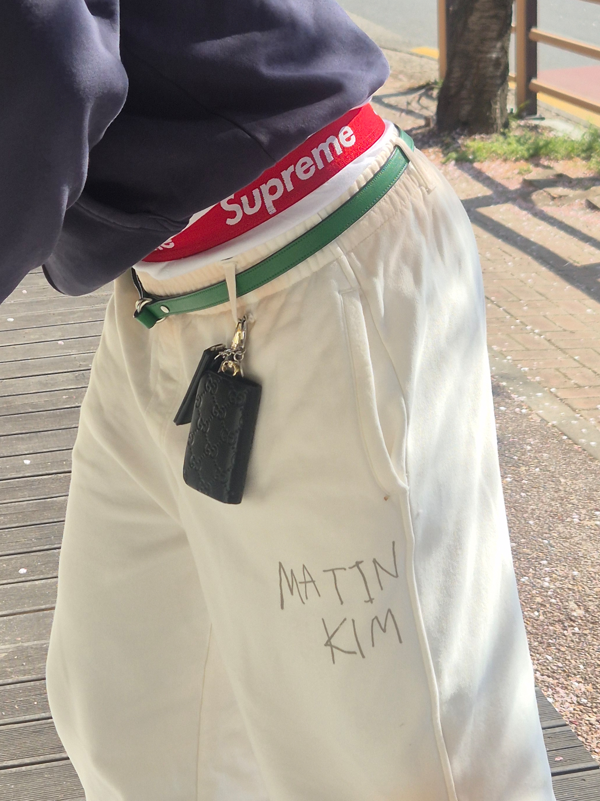 Supreme Hanes Boxer Briefs White (4 Pack), Yeezy YZY Zip-Up Hoodie Navy 착용 스타일 - 3