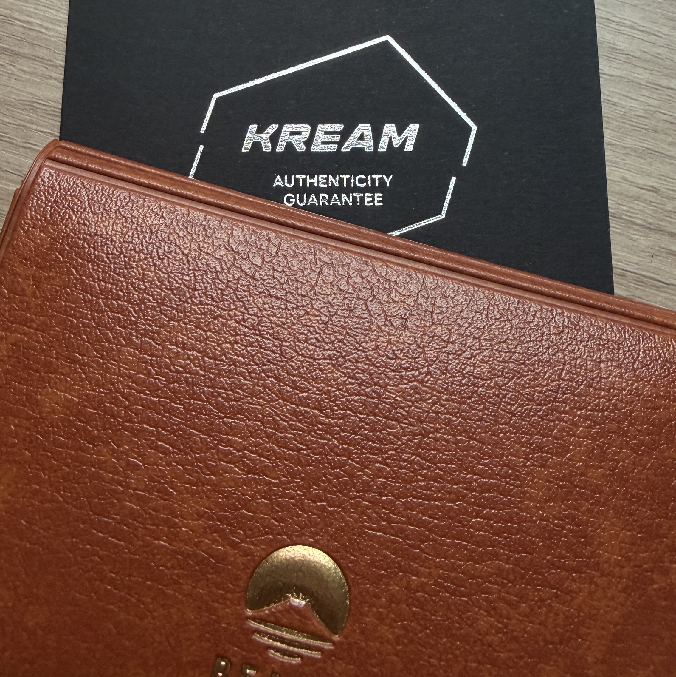 Beams x Hightide Special Order Pass & Card Case Brown 착용 스타일