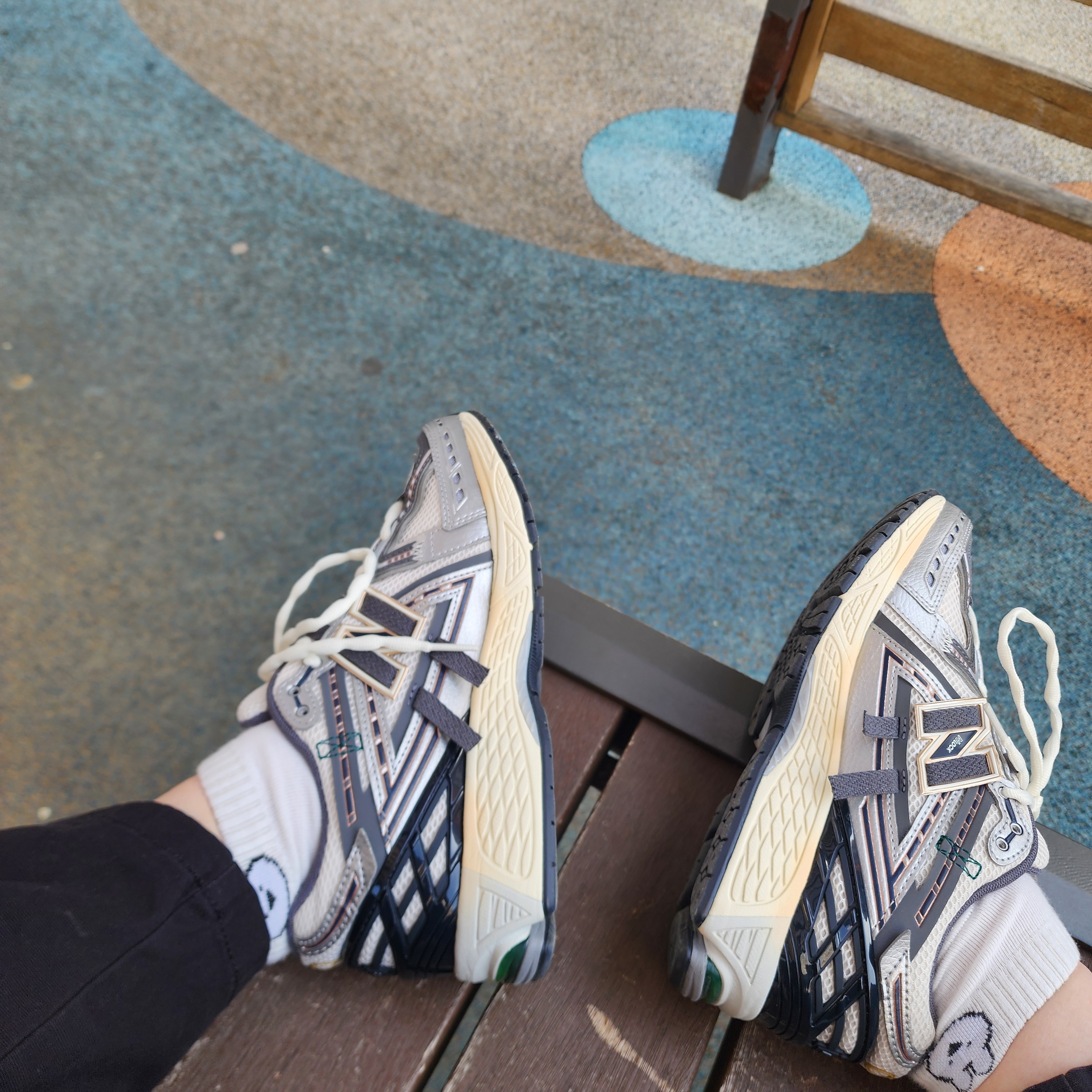 New Balance 1906A Silver Metallic Castlerock 착용 스타일