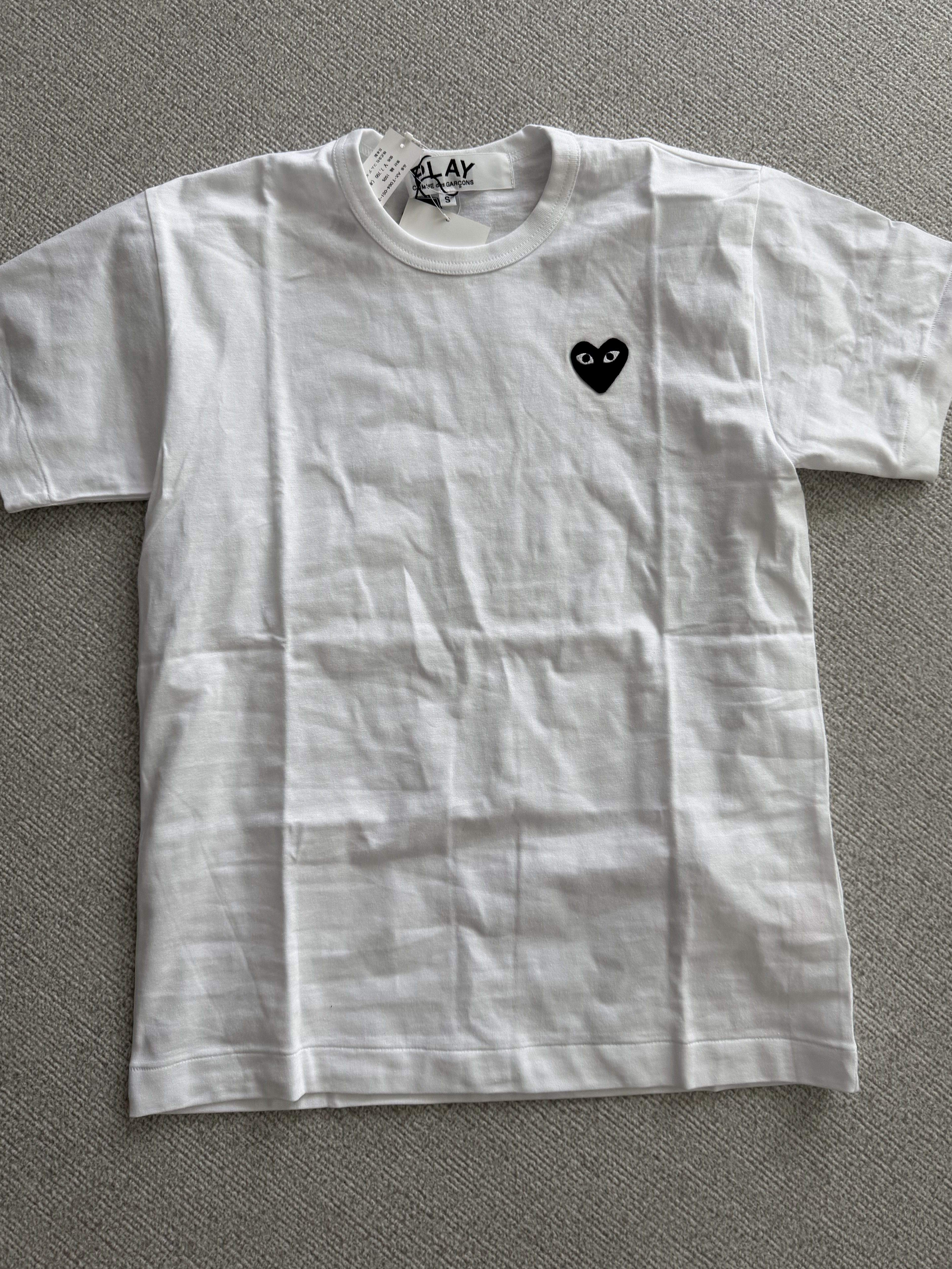 Play Comme des Garcons Black Heart T-Shirt White 착용 스타일
