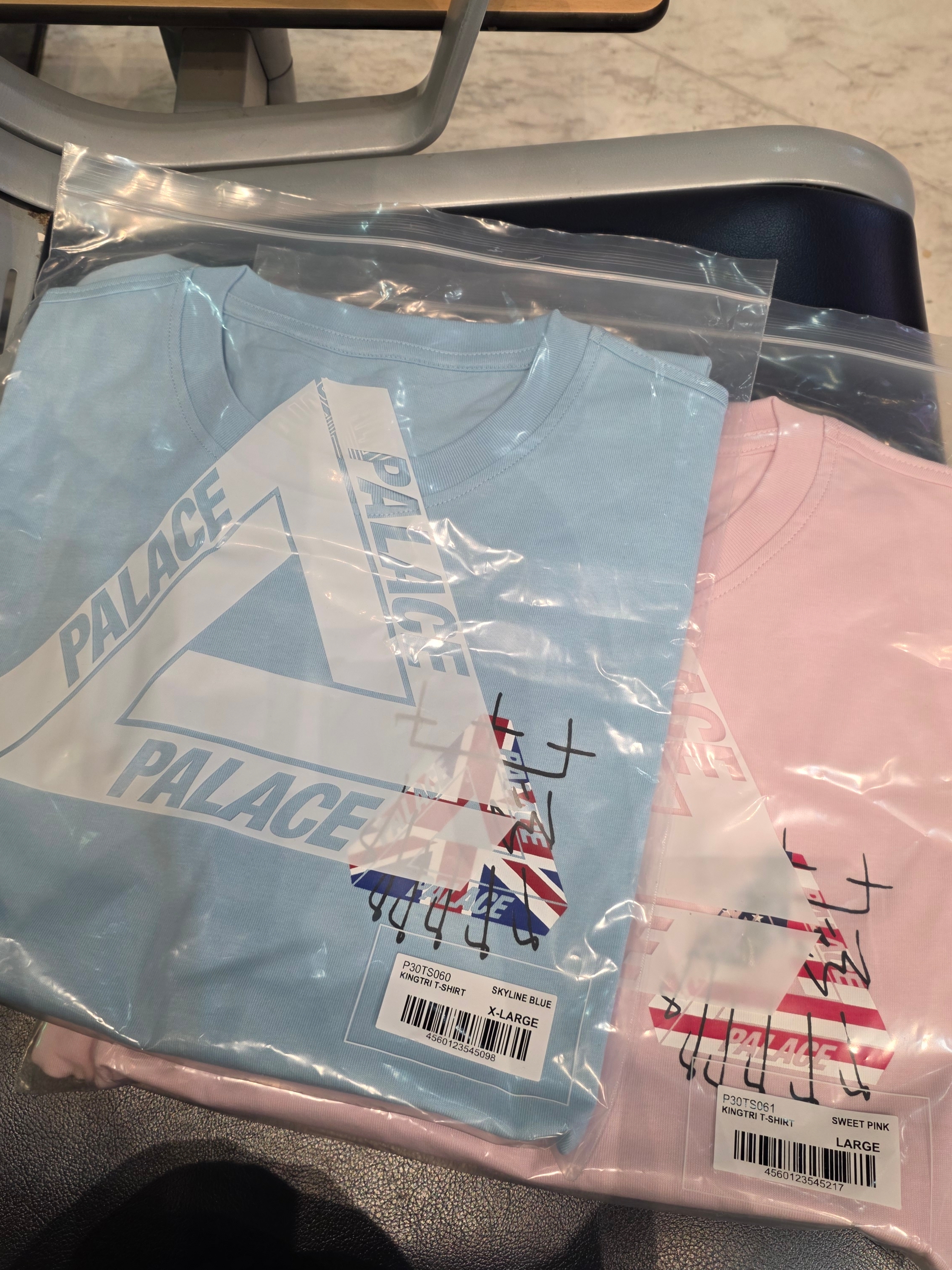 Palace King Tri T-Shirt Skyline Blue - 26SS, Palace King Tri T-Shirt Sweet Pink - 26SS 착용 스타일 - 1