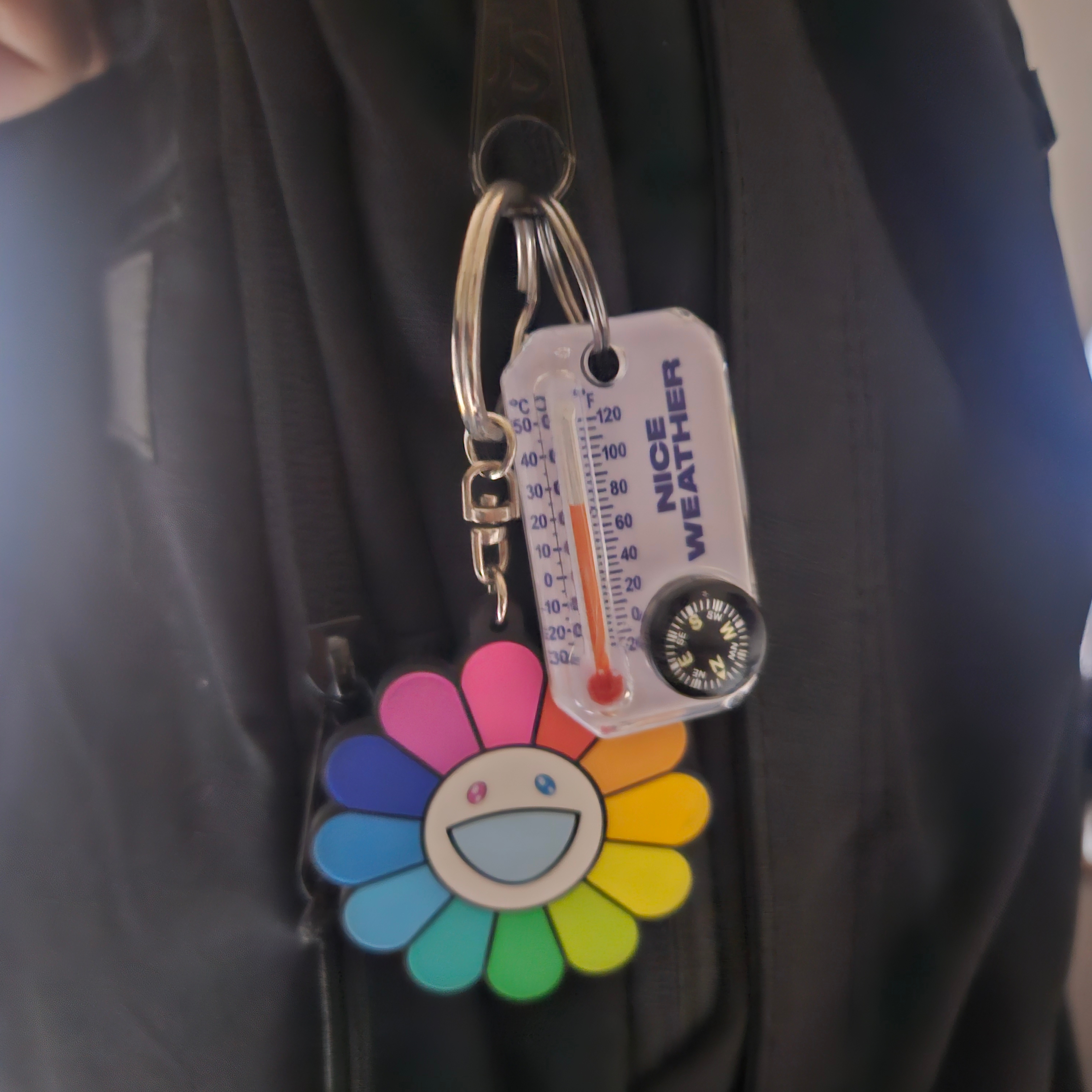 Nice Weather Thermometer Keyring White 착용 스타일