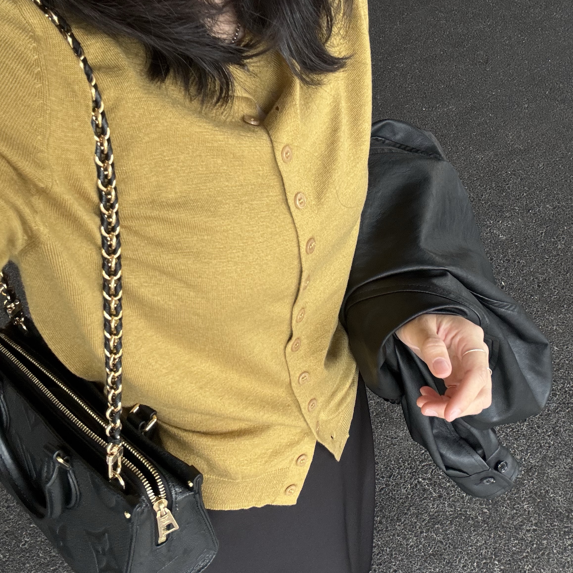Prada Re-Edition 2000 Re-Nylon Mini Shoulder Bag Black, Louis Vuitton Onthego East West Monogram Empreinte Black 착용 스타일 - 4