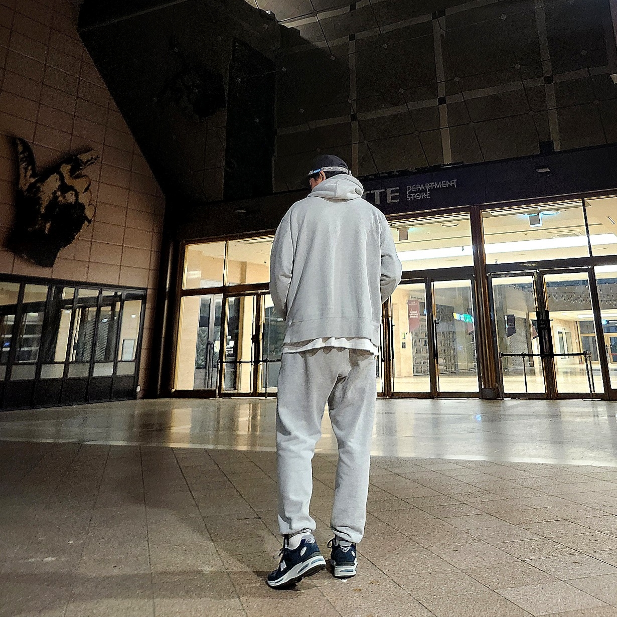 New Balance 991v2 Made in UK Dark Navy Smoked Pearl, KAVU Fleece Strap Cap Black Bean 착용 스타일 - 1