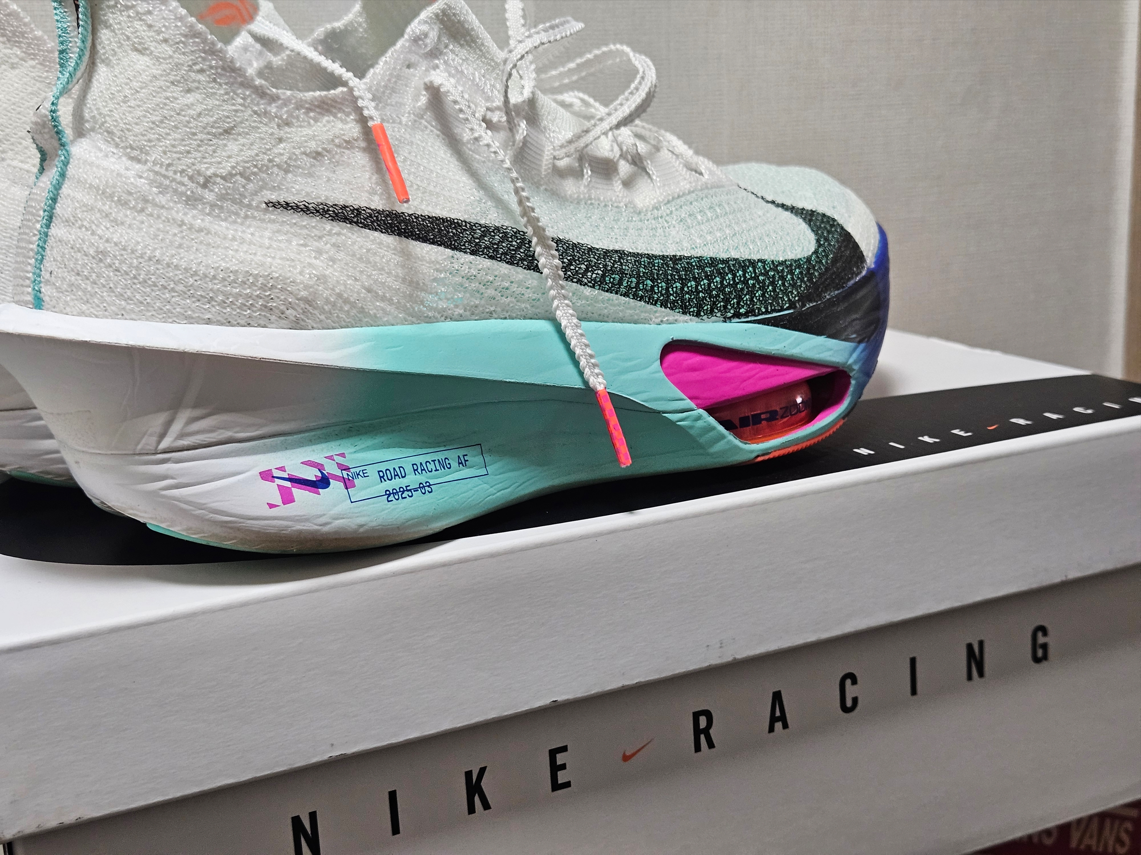 Nike Air Zoom Alphafly Next% 3 White Hyper Turquoise 착용 스타일 - 2