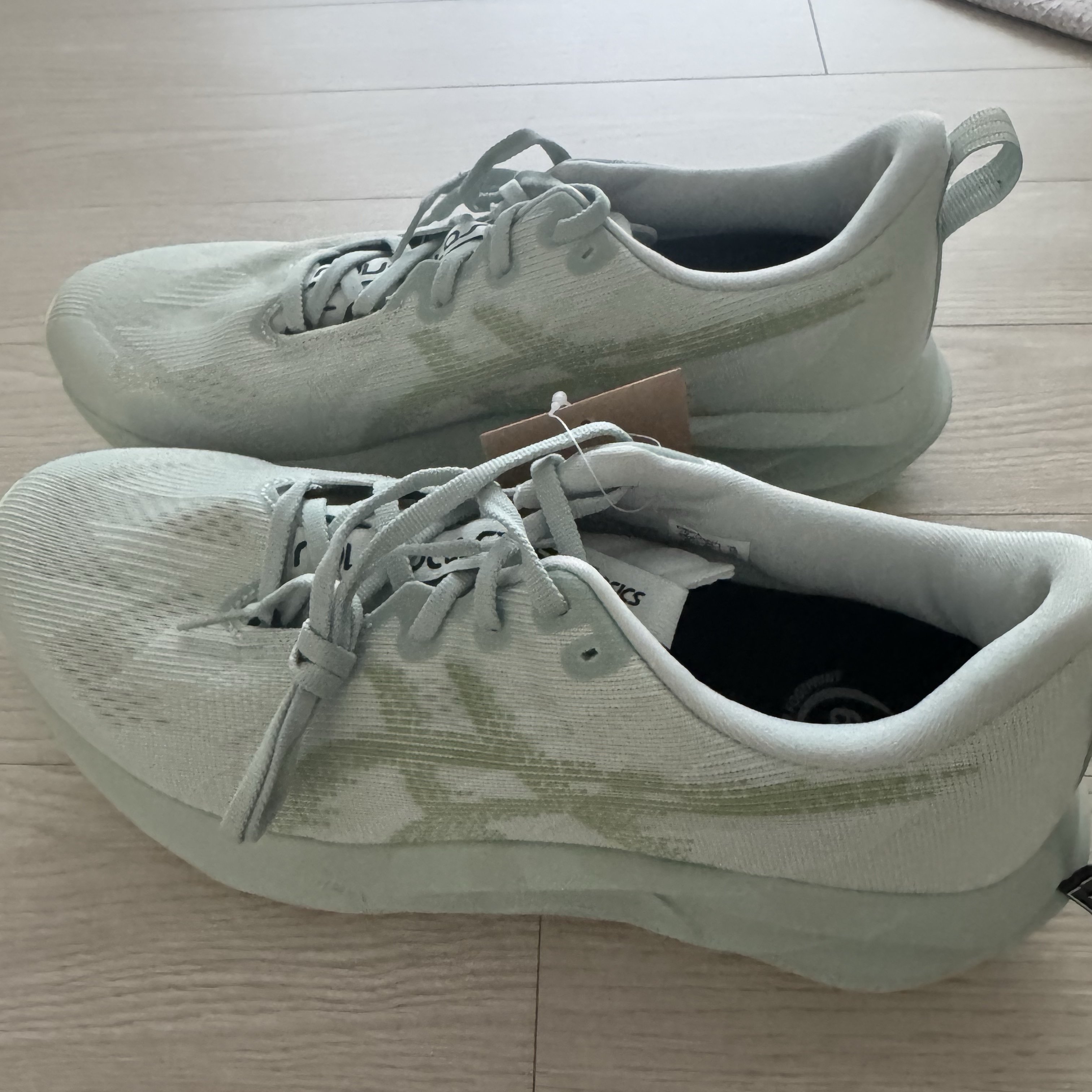 Asics Novablast 5 Cold Moss Light Orange 착용 스타일 - 3