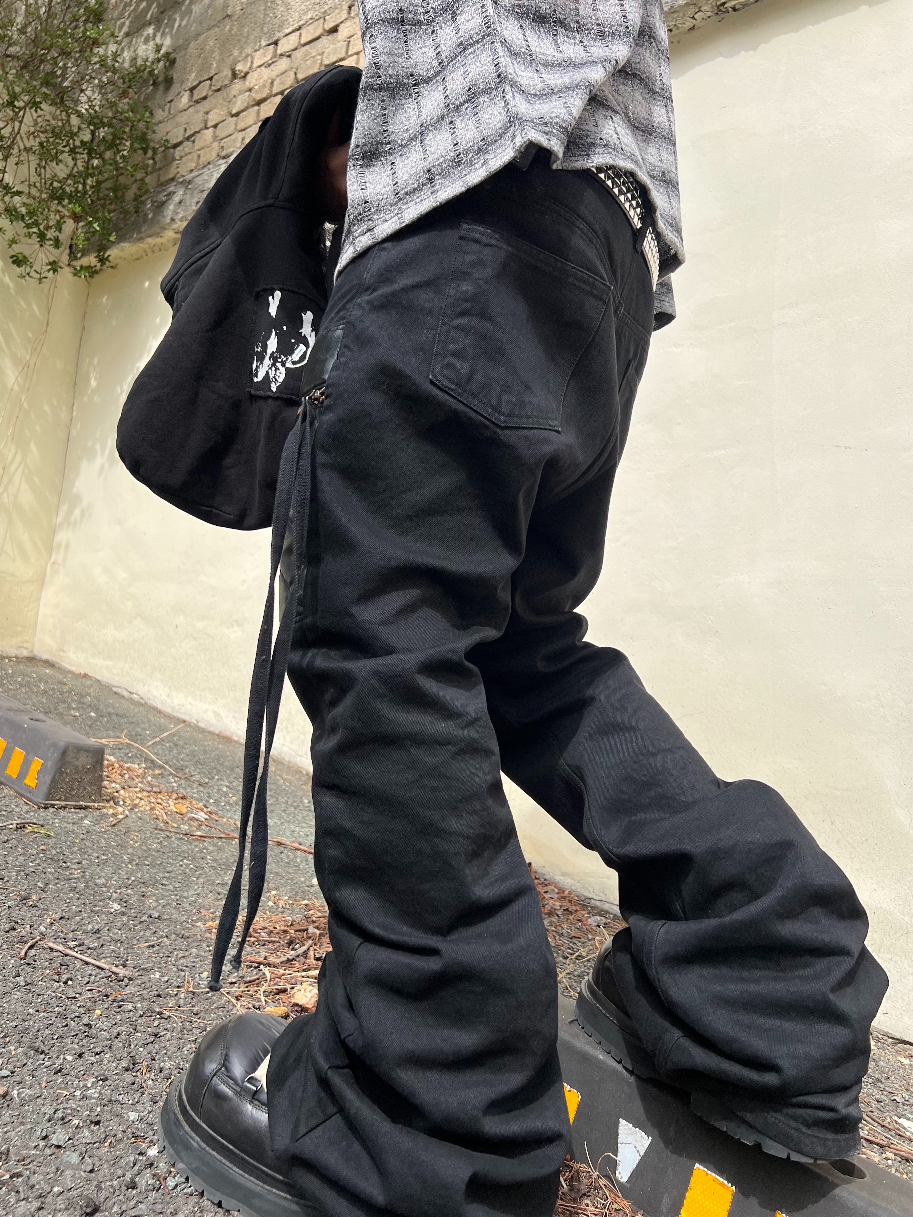 emostanceclub Leather Patch Flared Jeans Black, MJD Cowboy Patch Thermal Zip-Up Hoodie Black 착용 스타일 - 7