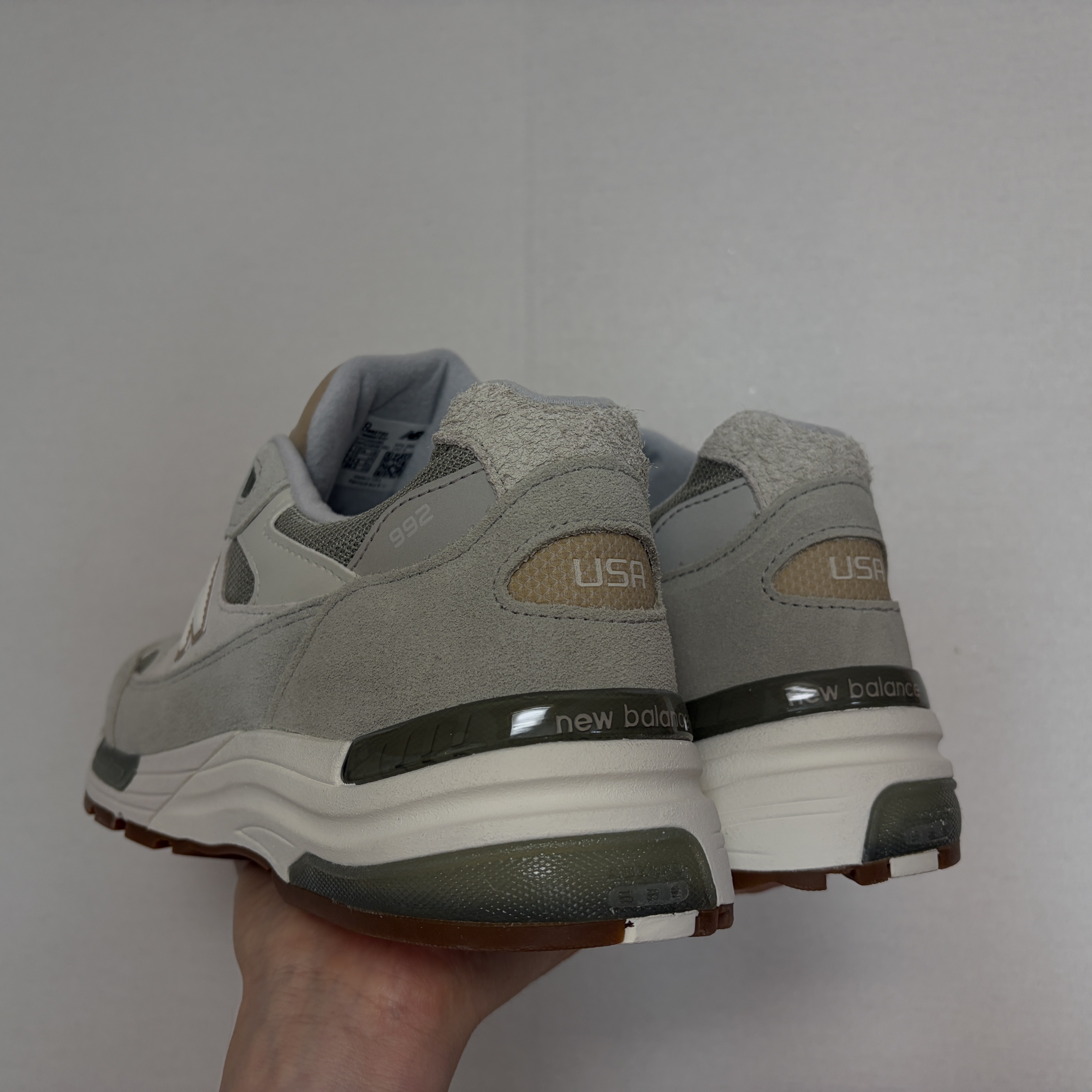 New Balance x Teddy Santis 992 Made in USA Olivine Incense 착용 스타일 - 3