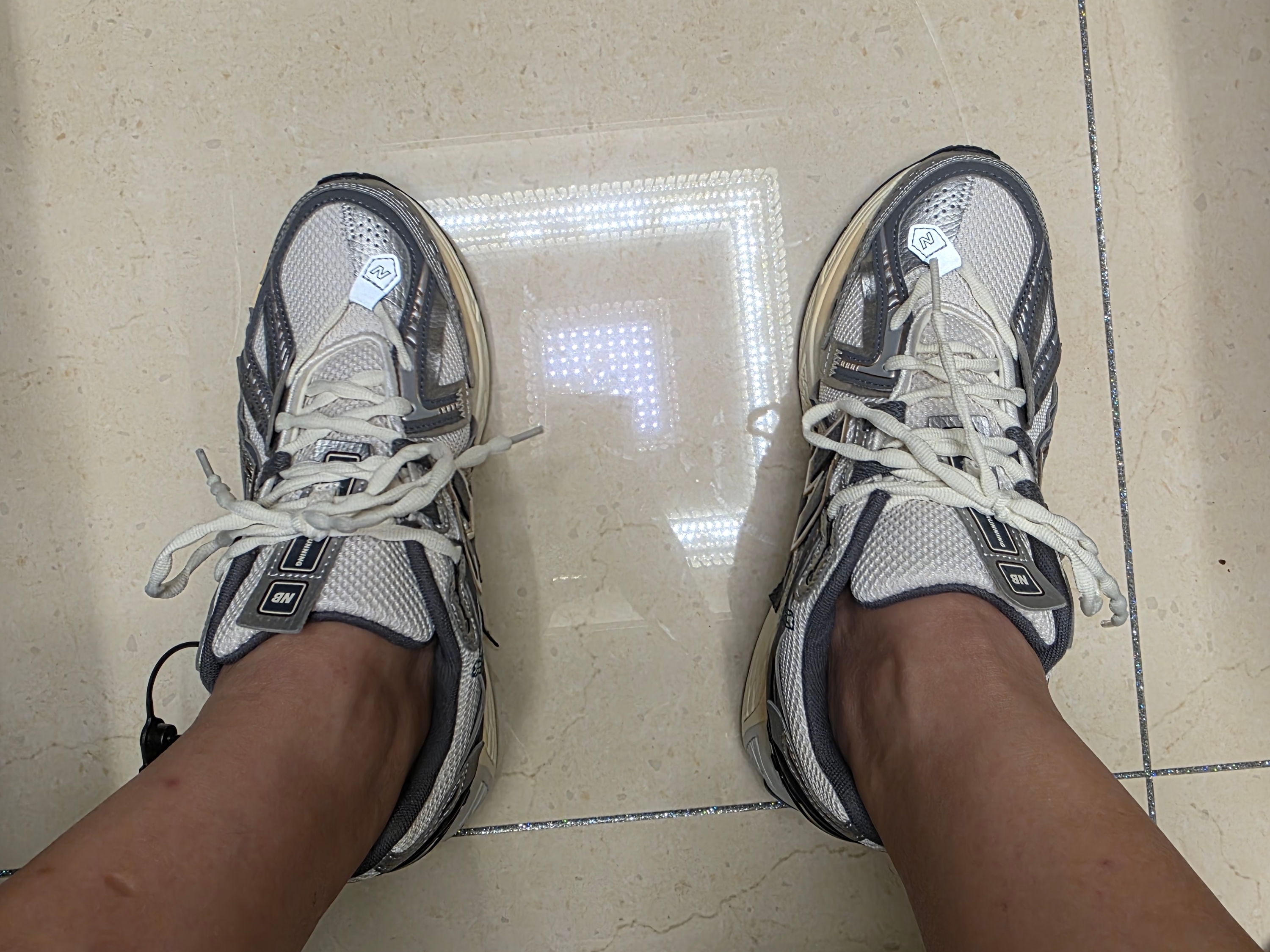 New Balance 1906A Silver Metallic Castlerock 착용 스타일