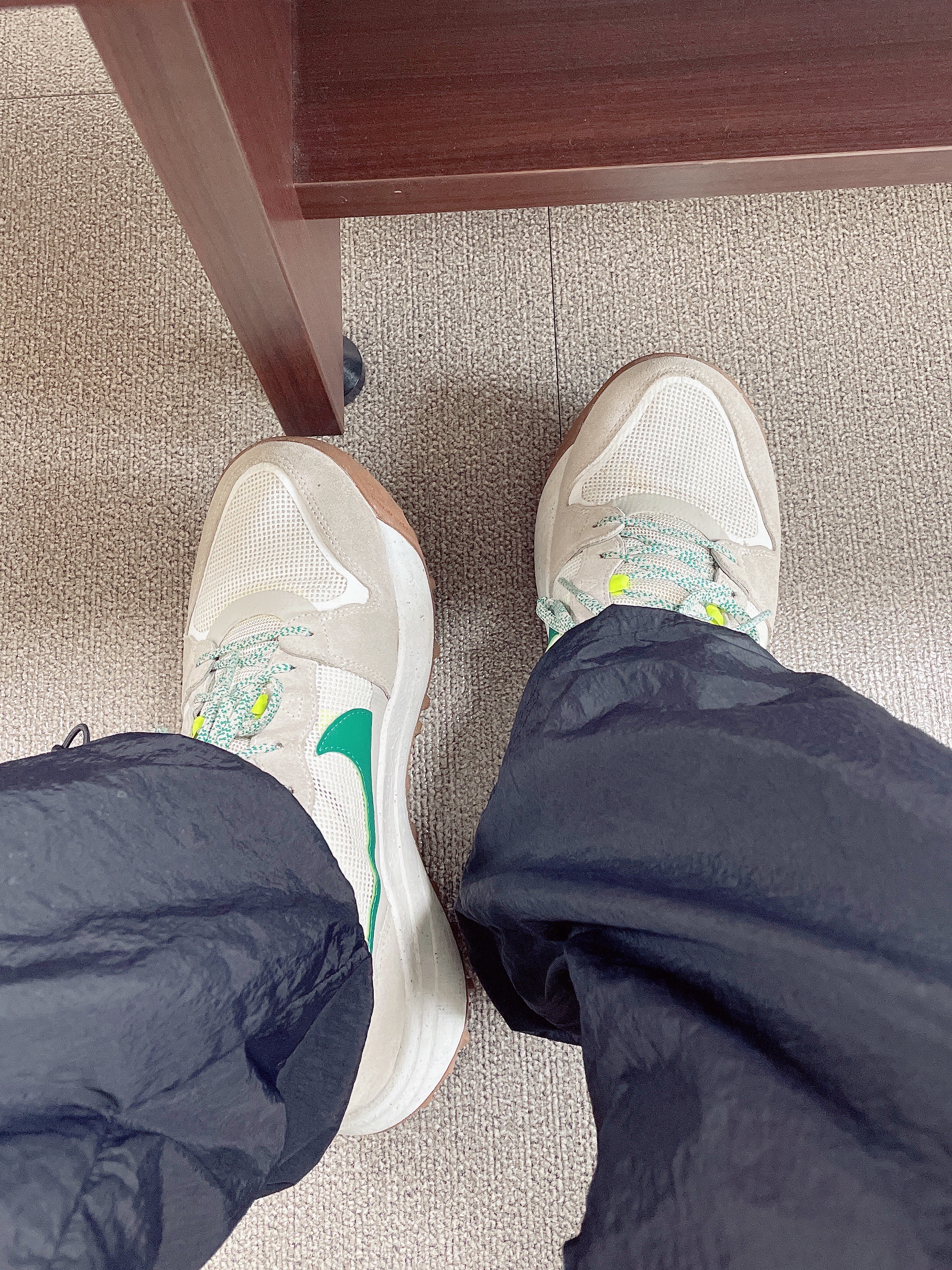 Nike ACG Lowcate Light Iron Ore 착용 스타일