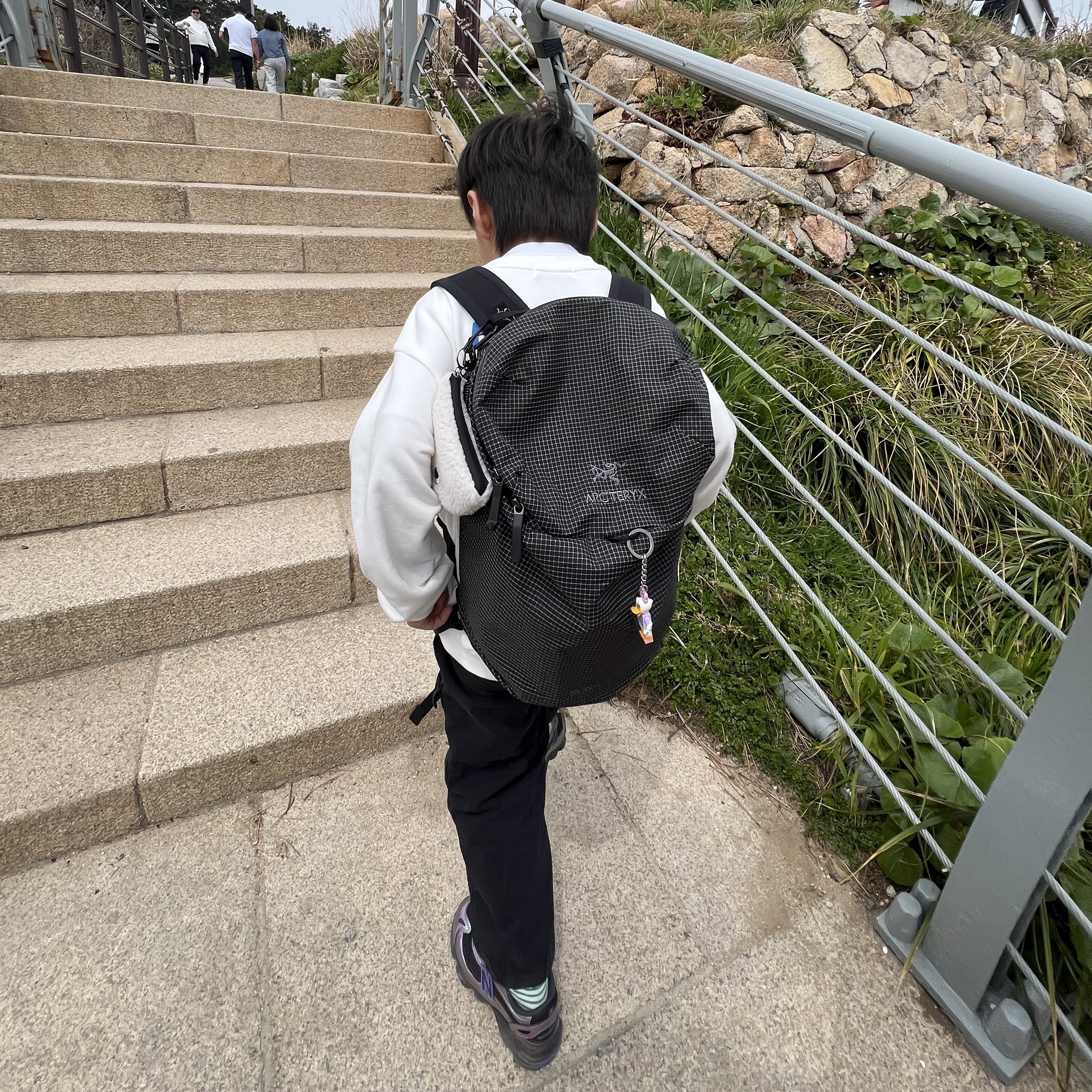 Arc'teryx Konseal 15 Backpack Black 착용 스타일 - 2