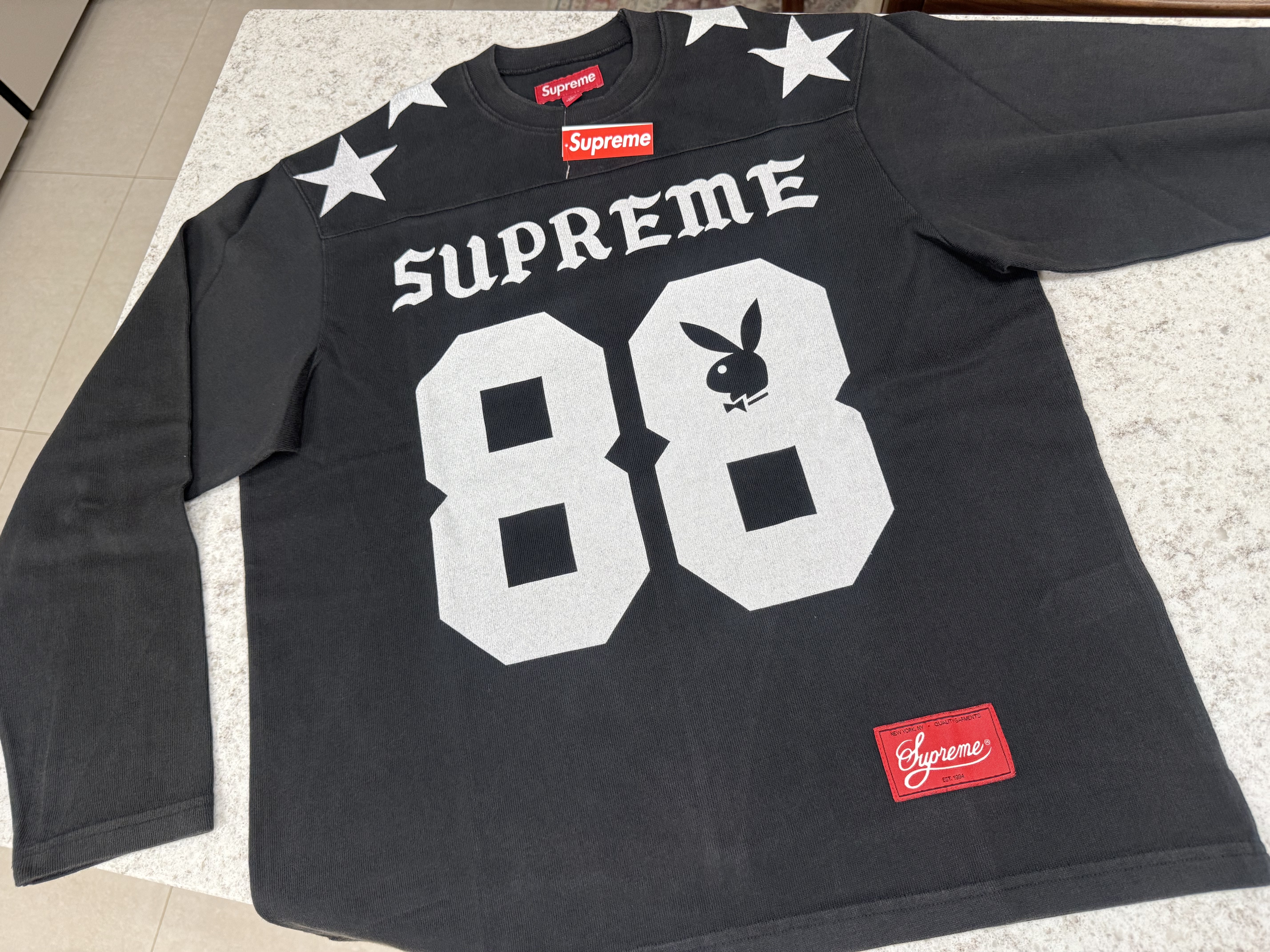 Supreme Classic Logo Hooded Sweatshirt Navy - 26SS, Supreme x Playboy L/S Football Top Black - 26SS 착용 스타일 - 2
