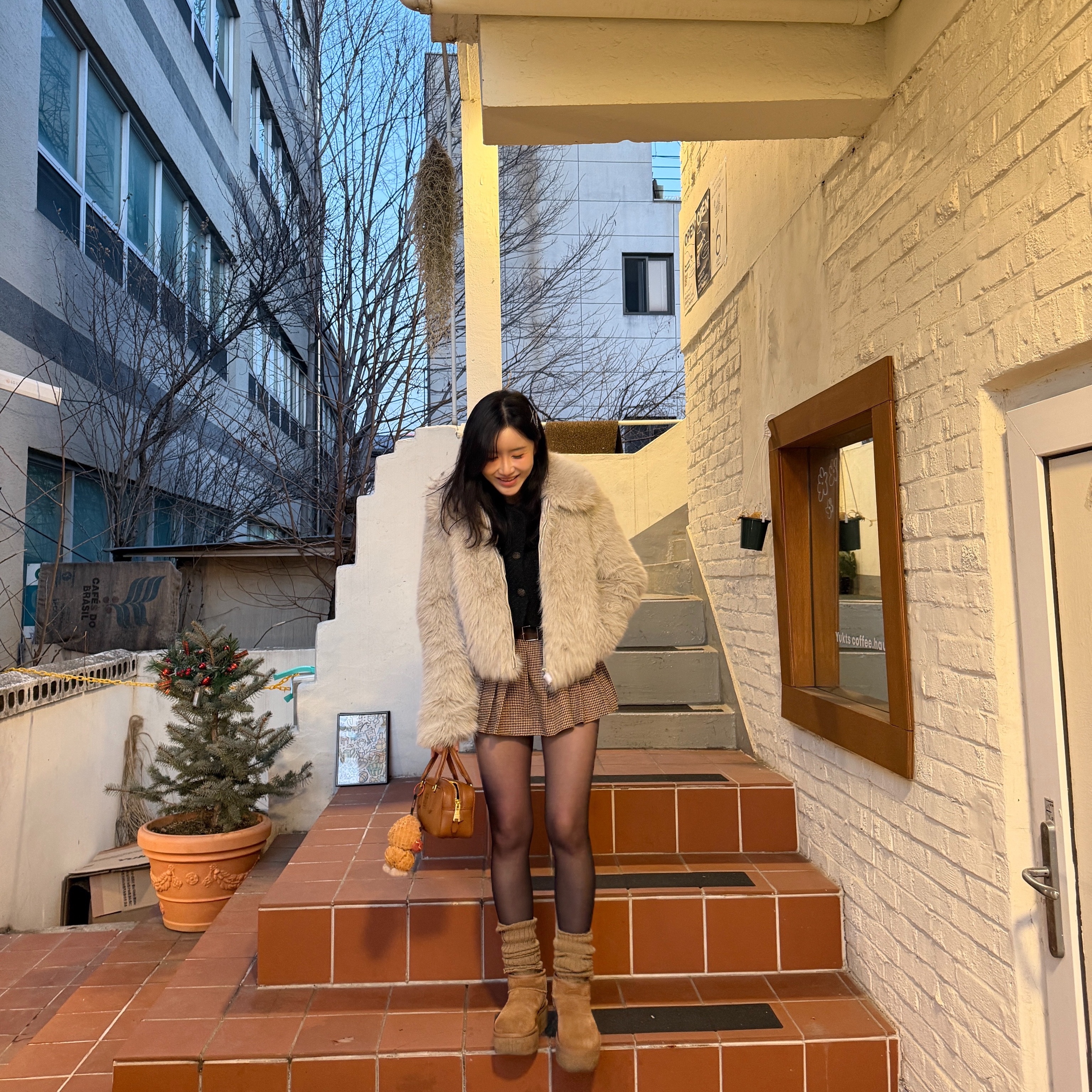(W) UGG Classic Ultra Mini Platform Boots Chestnut, Pop Mart Skullpanda You Found Me ! Series Plush Doll Pendant Pranky Peanut (Opened Case) 착용 스타일 - 2