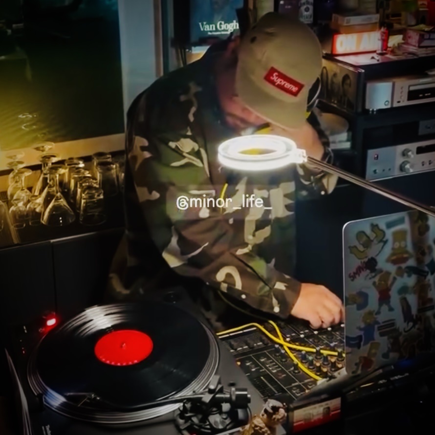 Supreme Small Box Denim Shirt Woodland Camo - 25FW, Supreme Military Camp Cap Tan - 25SS 착용 스타일