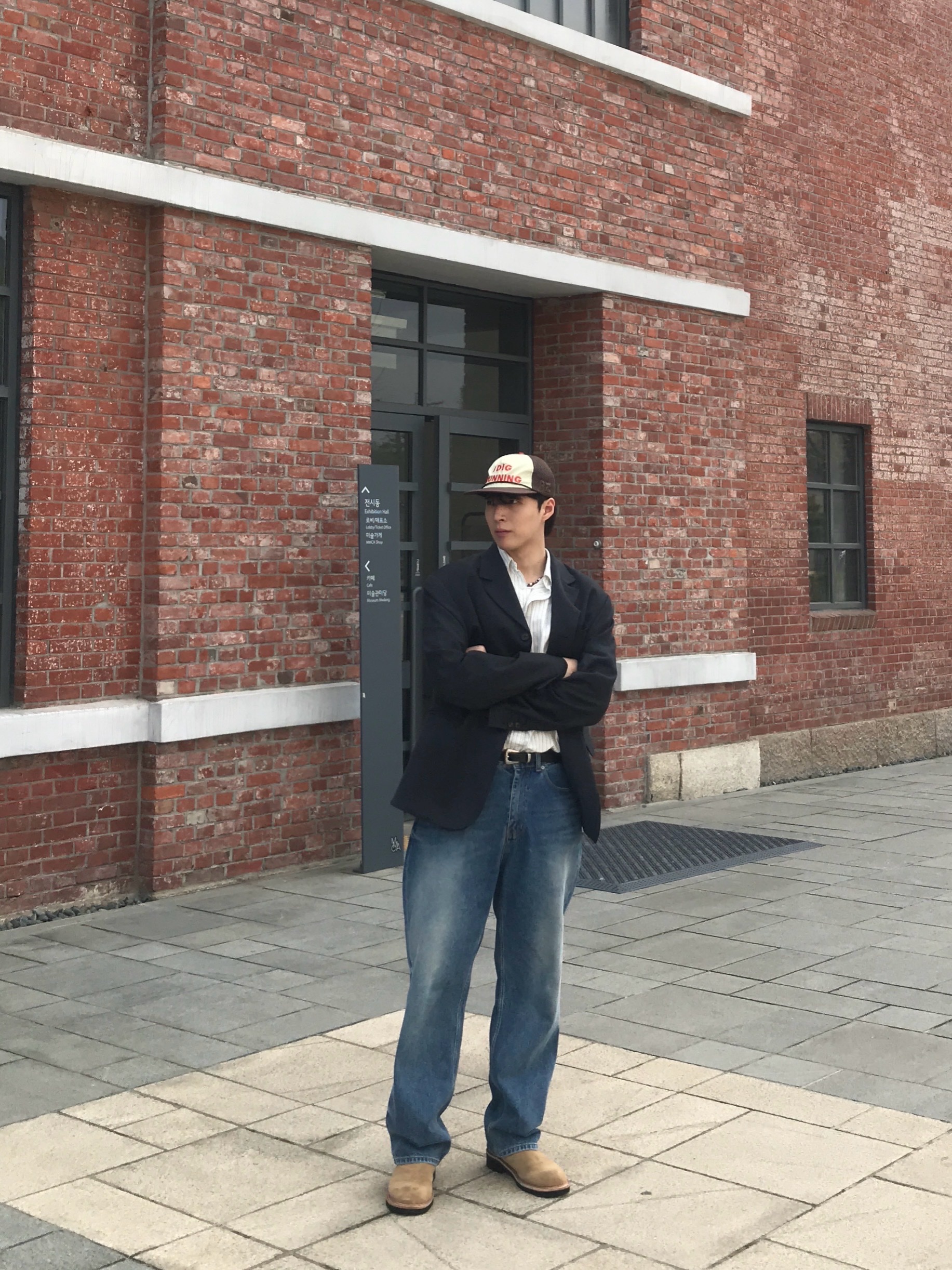 Alex Zono I Dig Running Trucker Hat OG Brown 착용 스타일 - 3