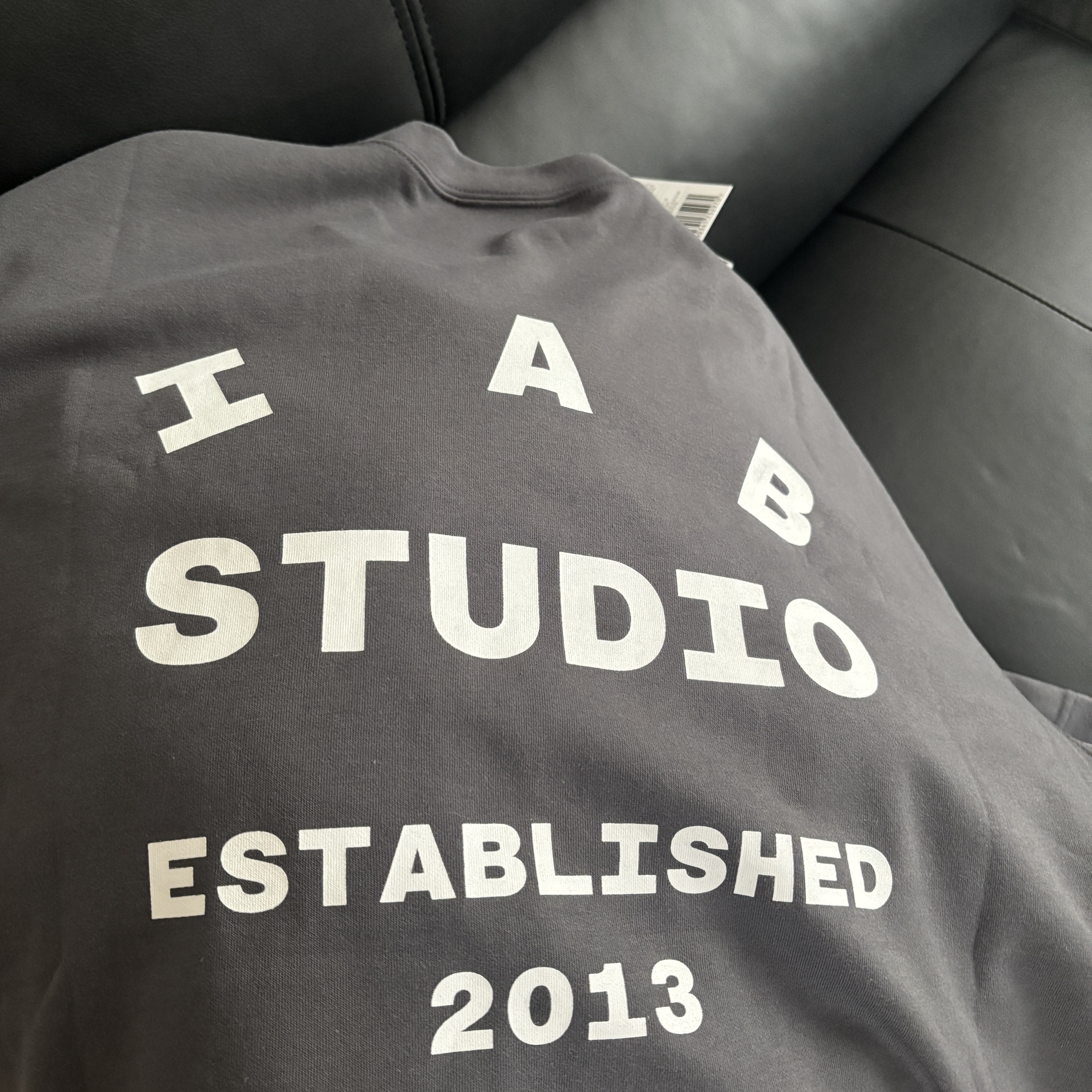 IAB Studio 26 IAB T-Shirt Charcoal White 착용 스타일