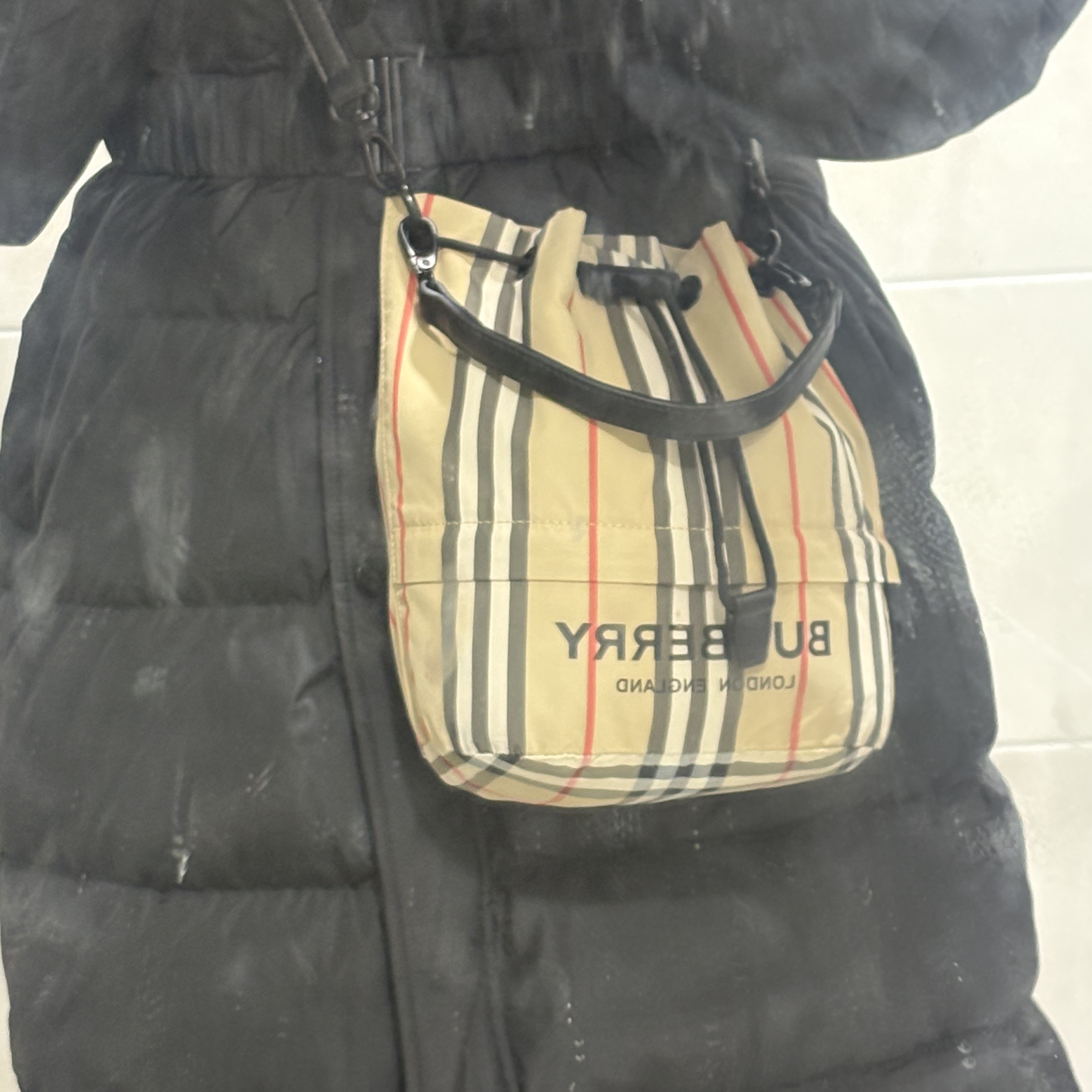 Burberry Icon Stripe Econyl Drawcord Pouch Archive Beige, Bottega Veneta Large Pouch Black 착용 스타일 - 1