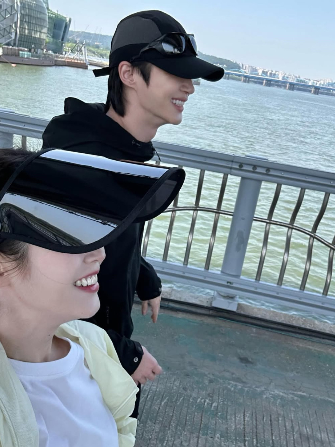 New Balance 327 Clean Vintage Moonbeam, Oakley Lateralis Matte Black Ink Frame Prizm Grey Lenses High Bridge Fit 착용 스타일 - 3