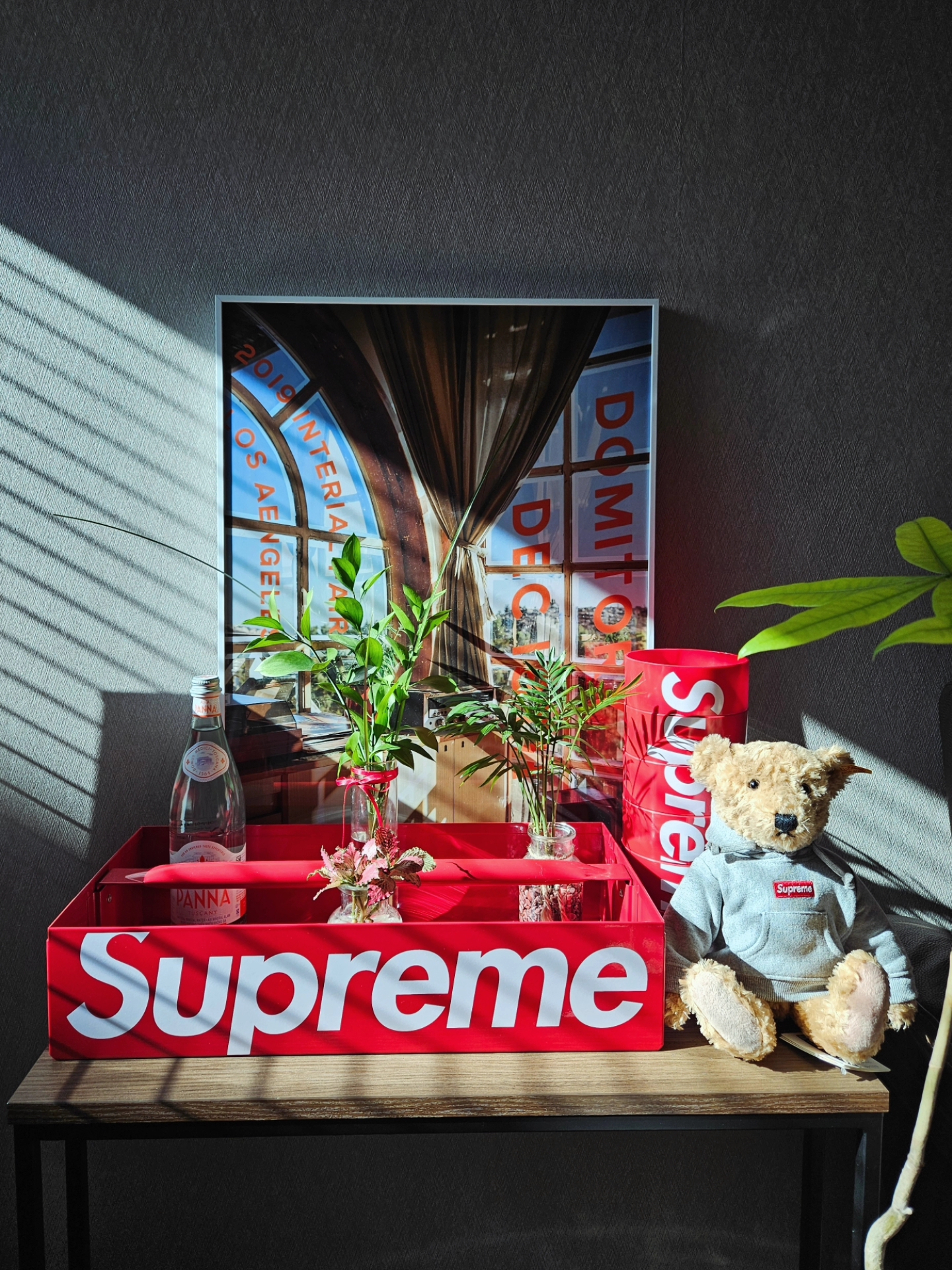 Supreme Steiff Bear Heather Grey - 18FW, Supreme x Mac Tools Tote Tray Red - 24SS 착용 스타일
