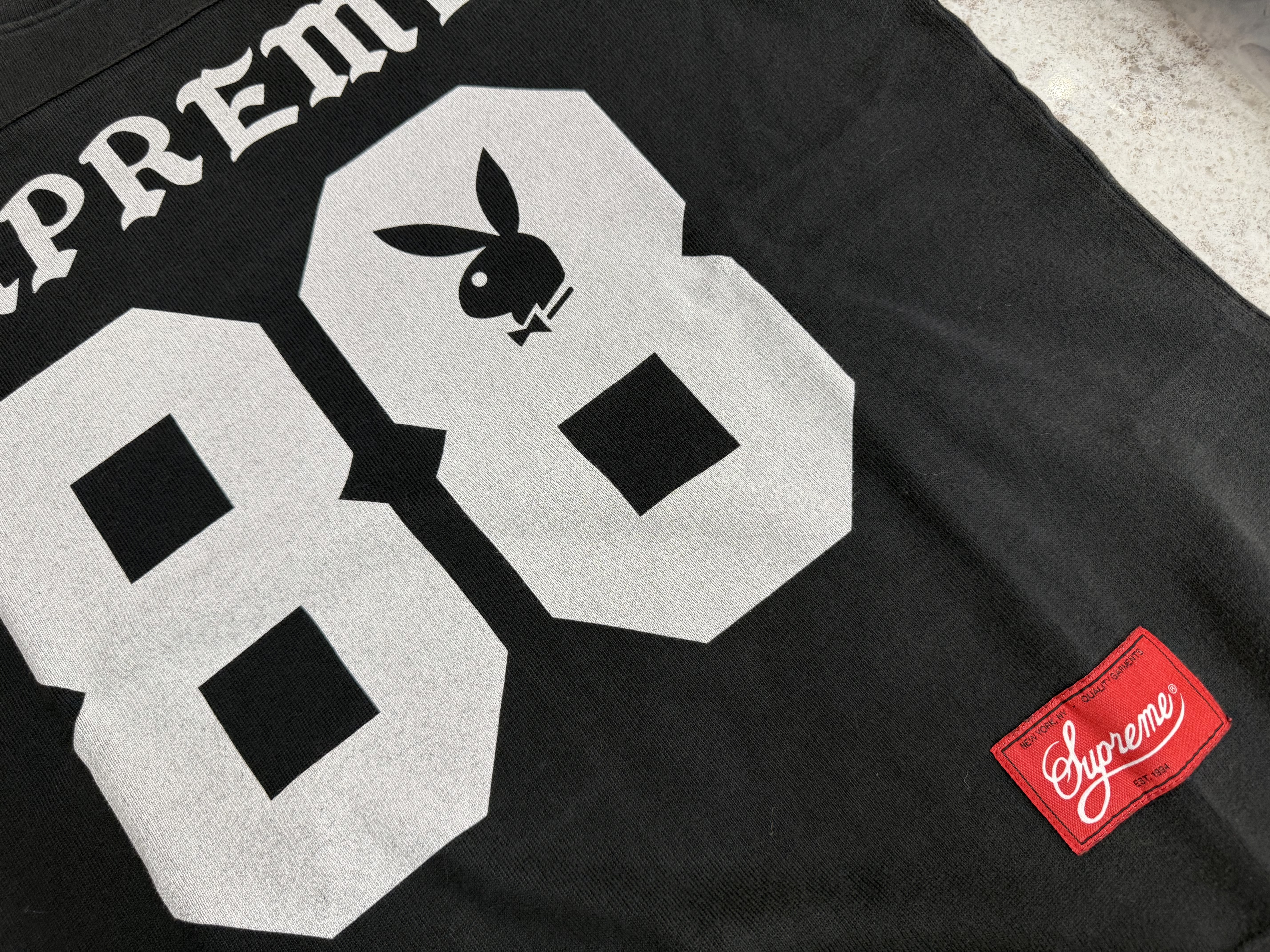 Supreme Classic Logo Hooded Sweatshirt Navy - 26SS, Supreme x Playboy L/S Football Top Black - 26SS 착용 스타일 - 3
