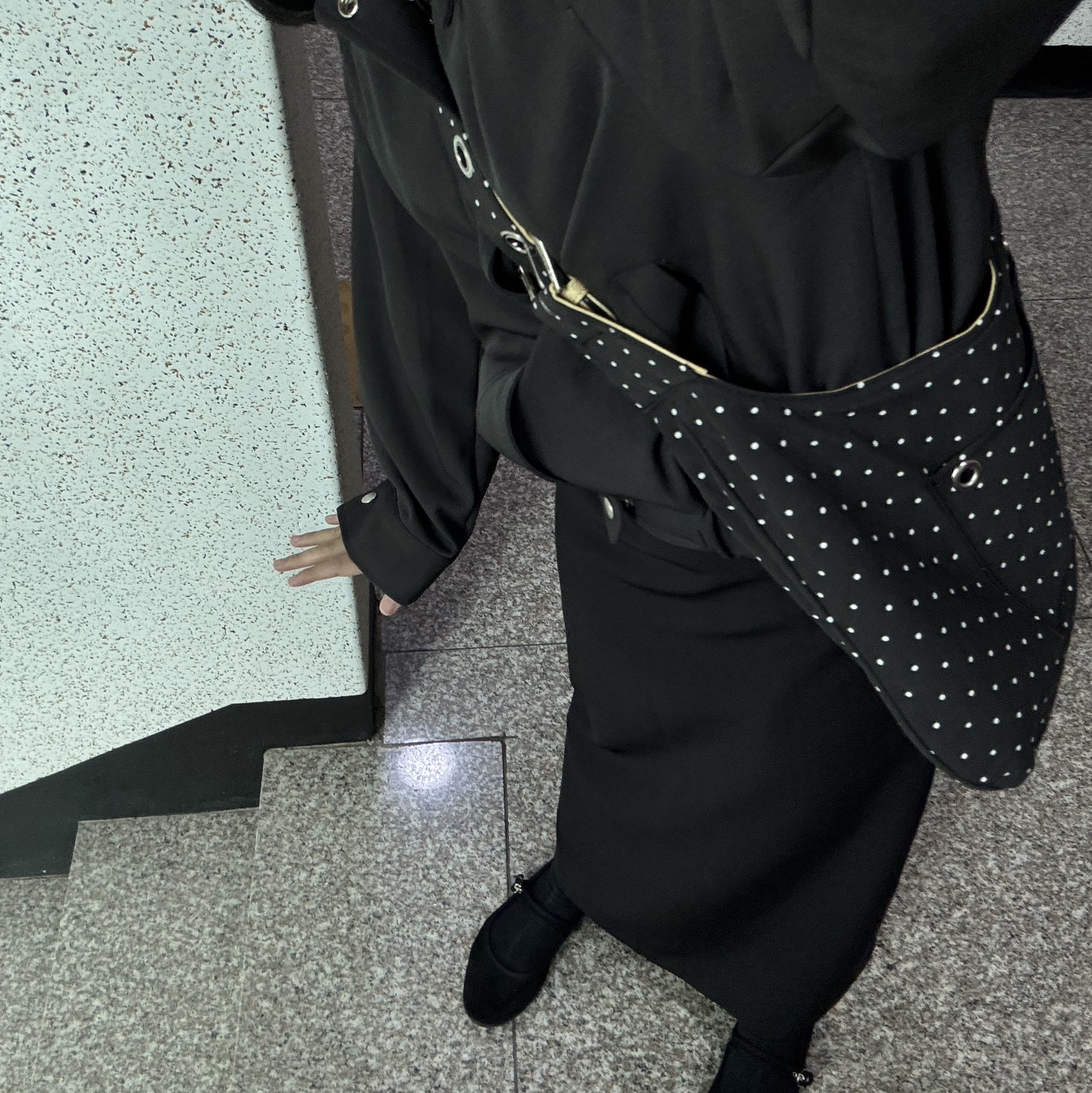 Prada Re-Edition 2000 Re-Nylon Mini Shoulder Bag Black, Louis Vuitton Onthego East West Monogram Empreinte Black 착용 스타일 - 6