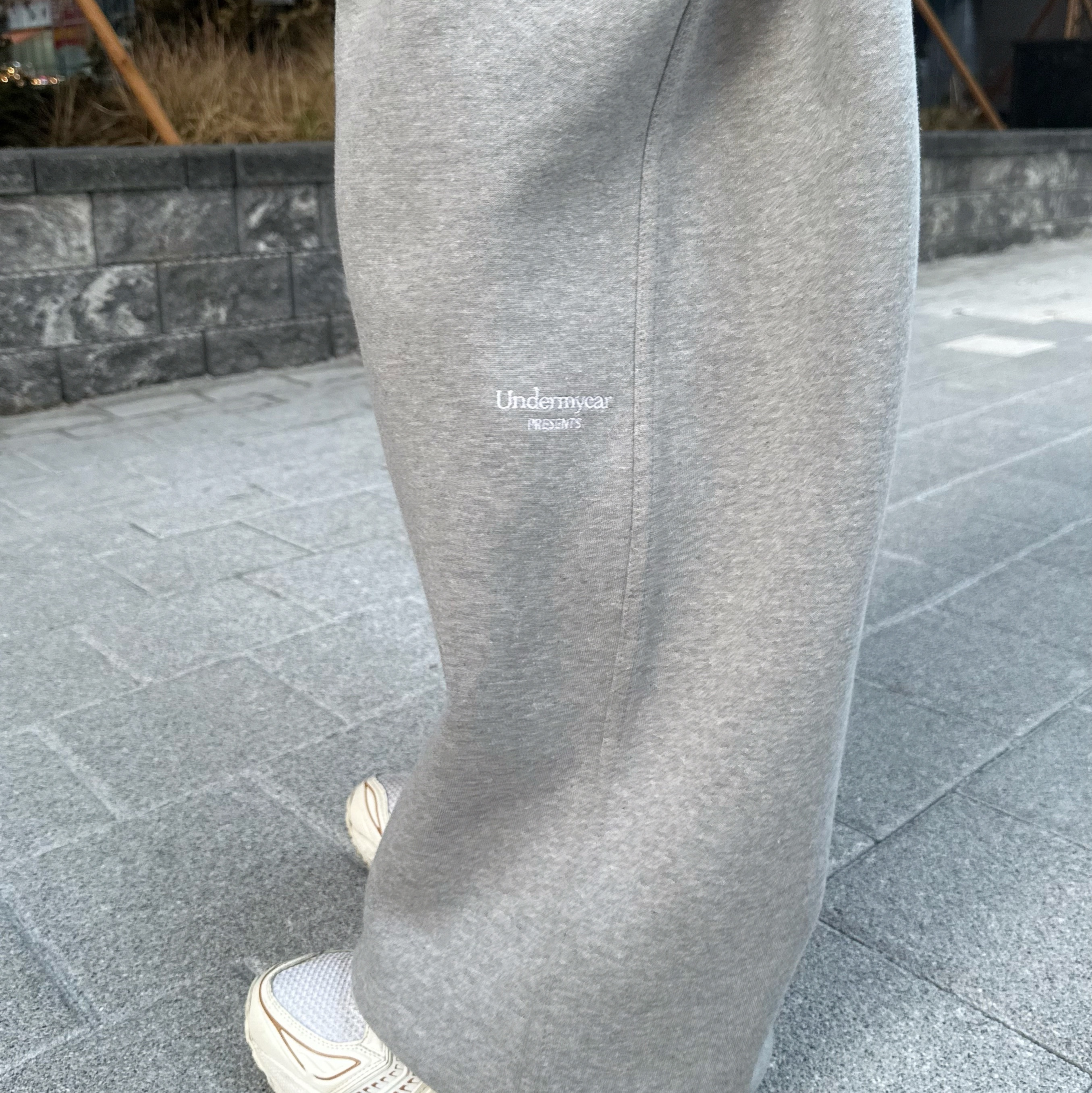 Undermycar Mu.03 Anti Fxxking Logo Play Oversized Sweat Jogger Melange Gray 착용 스타일 - 2