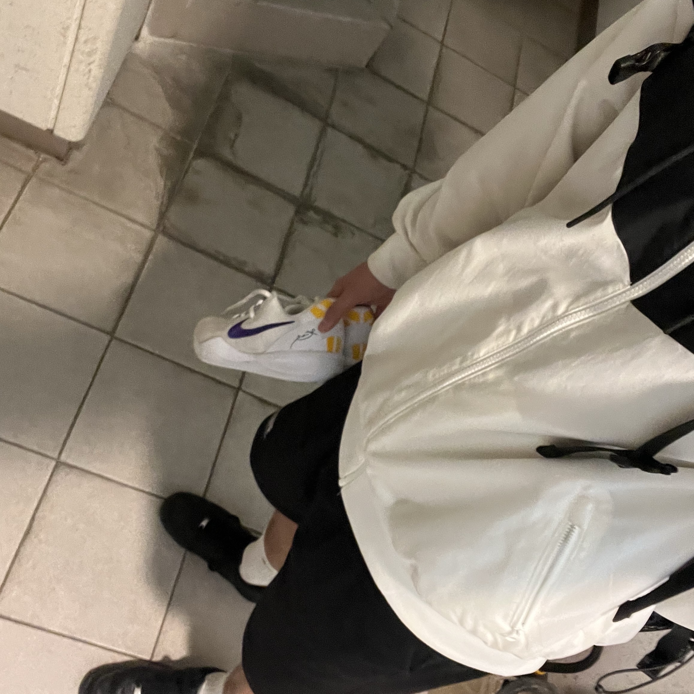 Nike Kobe 8 Protro White and Court Purple, Nike Air Force 1 '07 Low Triple Black 착용 스타일