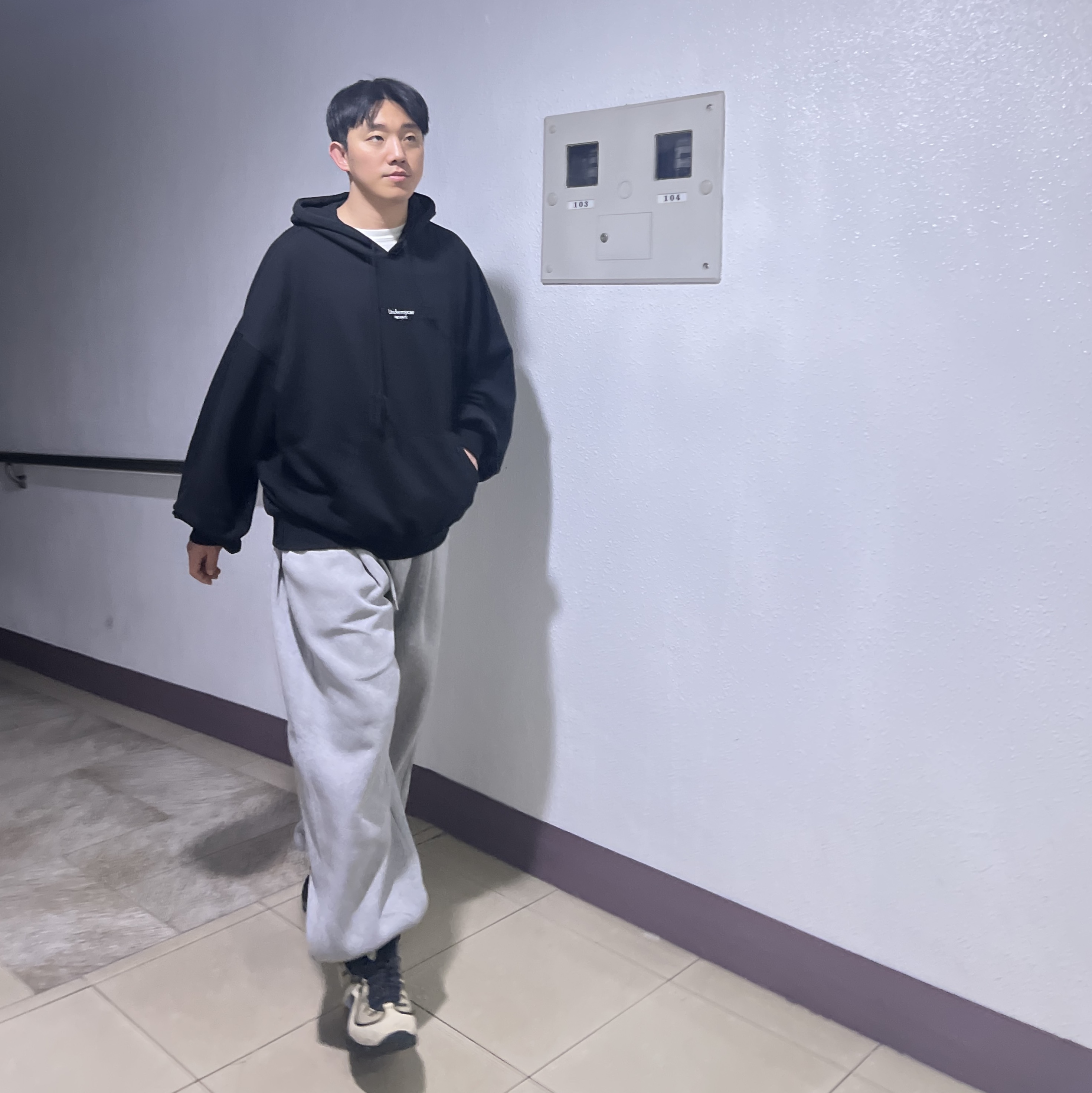 Undermycar Mu.03 Anti Fxxking Logo Play Oversized Sweat Jogger Melange Gray, Undermycar Mu.09 Anti Fxxking Logo Play Oversized Hoodie Black 착용 스타일 - 4