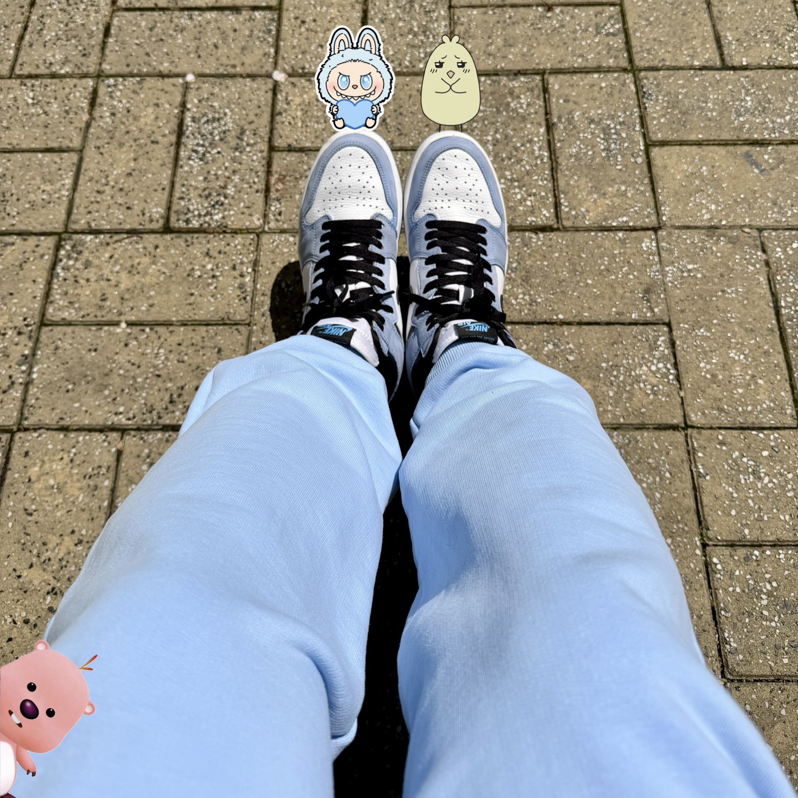 Jordan 1 Retro High OG University Blue, AMI de Coeur Track Pants Sky Blue 착용 스타일 - 1