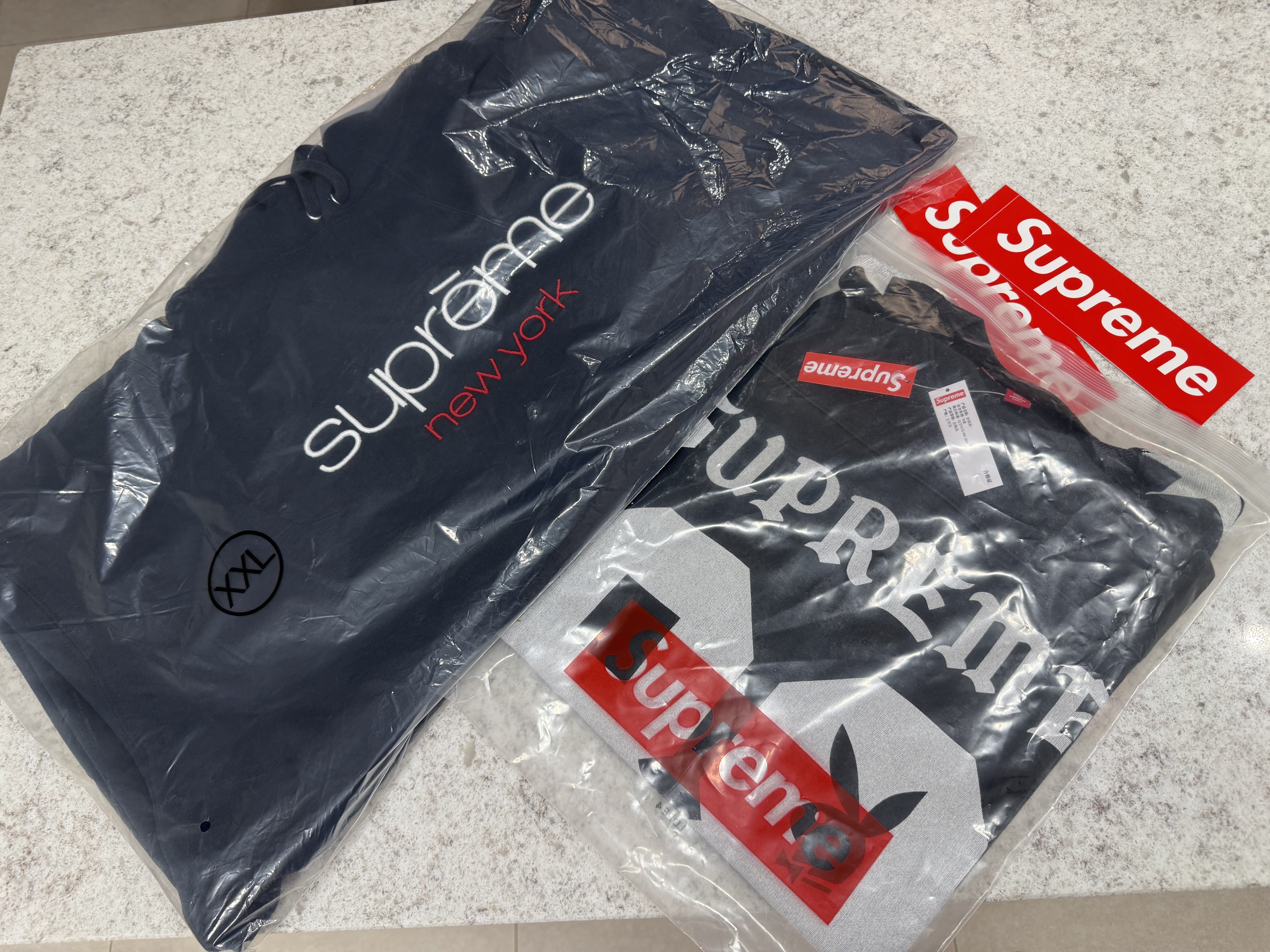 Supreme Classic Logo Hooded Sweatshirt Navy - 26SS, Supreme x Playboy L/S Football Top Black - 26SS 착용 스타일 - 1