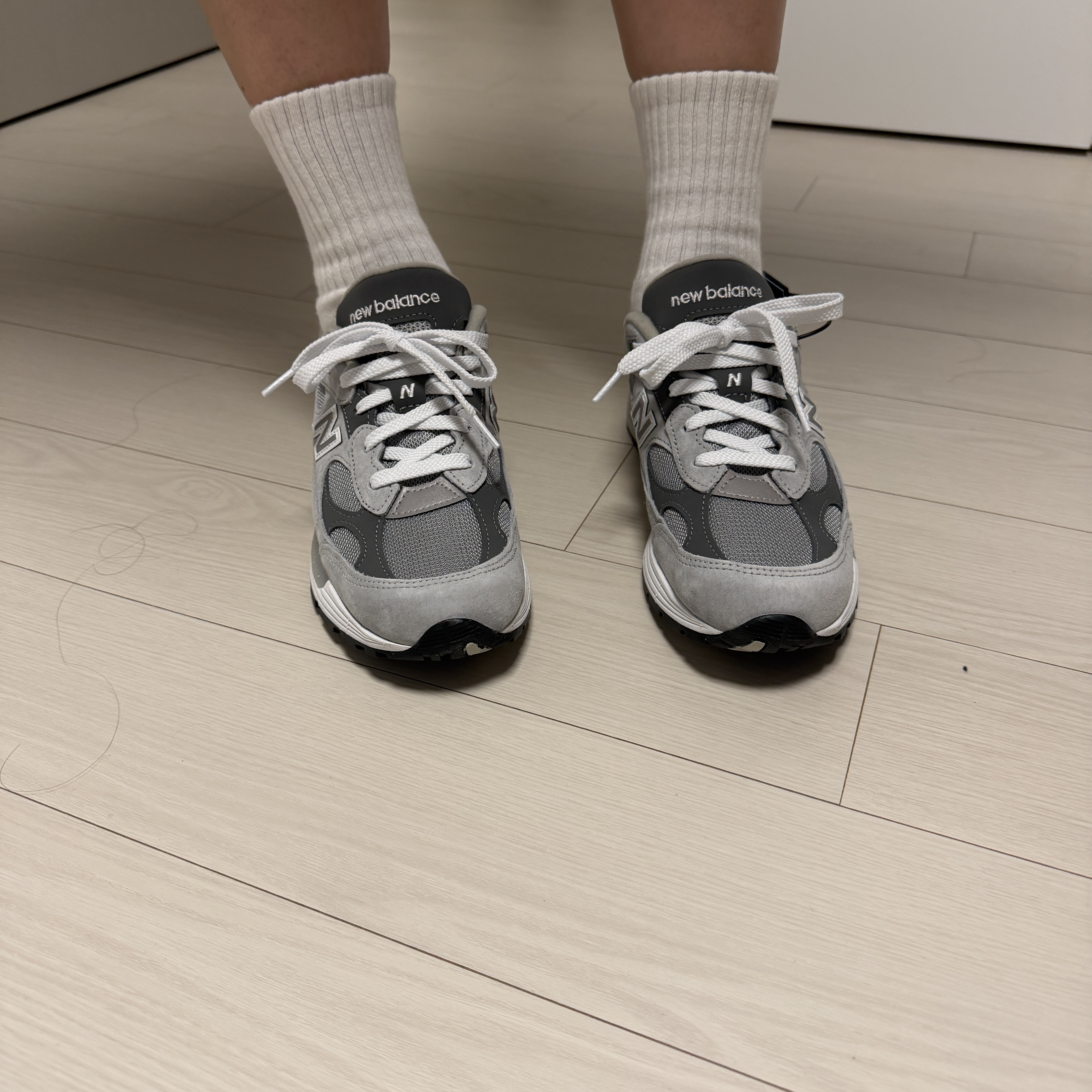 New Balance 992 Made in USA Core Grey Silver Metallic 착용 스타일 - 2