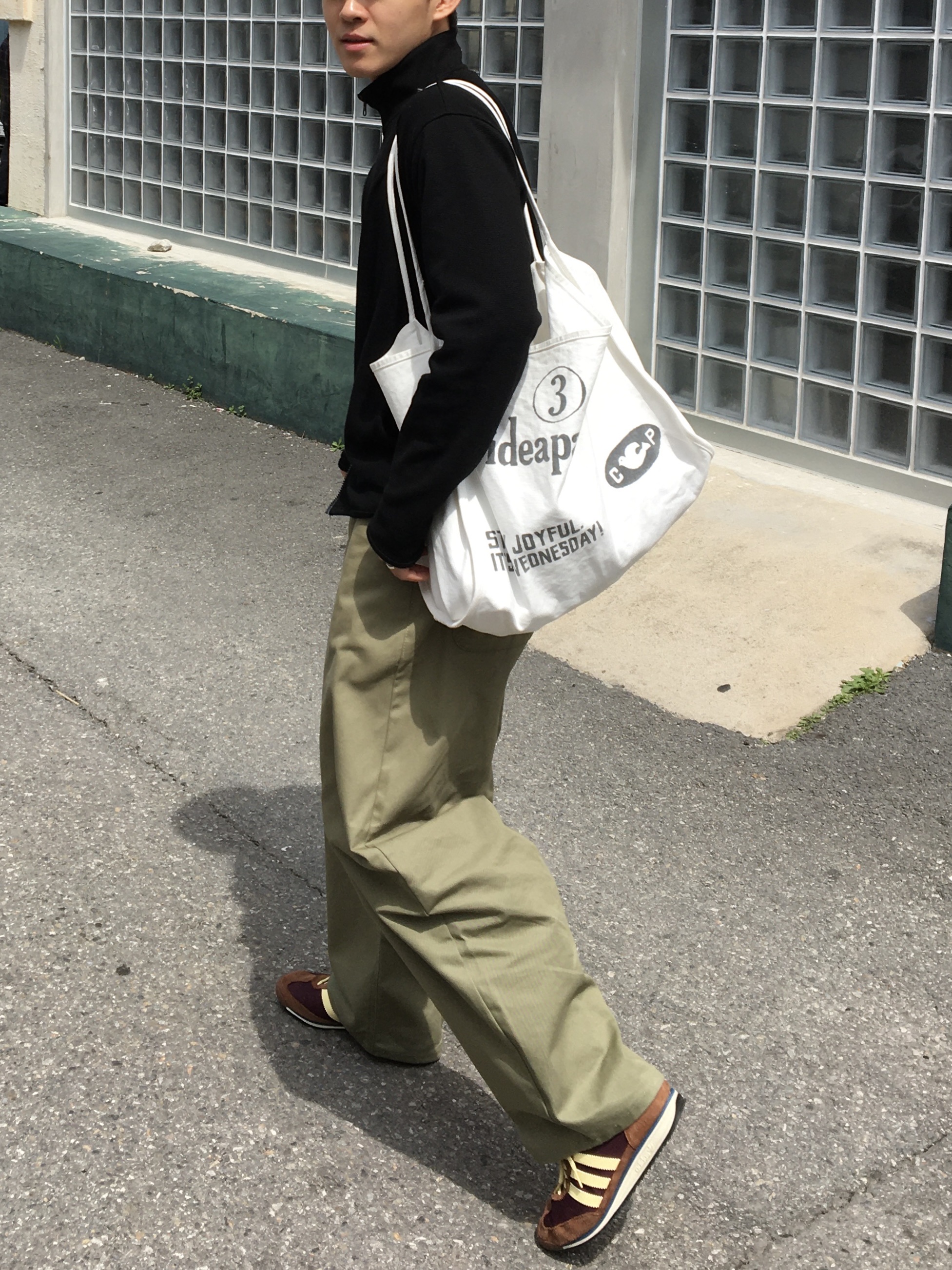 Collect Pieces Good News Mail Bag White, (W) Adidas SL 72 OG Maroon Almost Yellow 착용 스타일 - 3