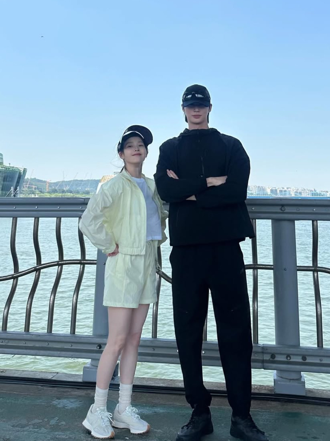 New Balance 327 Clean Vintage Moonbeam, Oakley Lateralis Matte Black Ink Frame Prizm Grey Lenses High Bridge Fit 착용 스타일 - 2